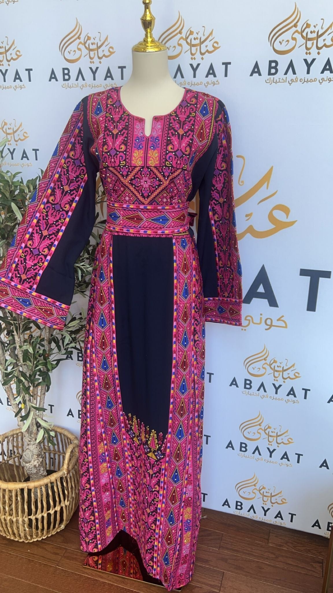 Traditional Palestinian Costume 民族衣装 本 Traditional Palestinian Costume by Hanan Karaman Munayyer