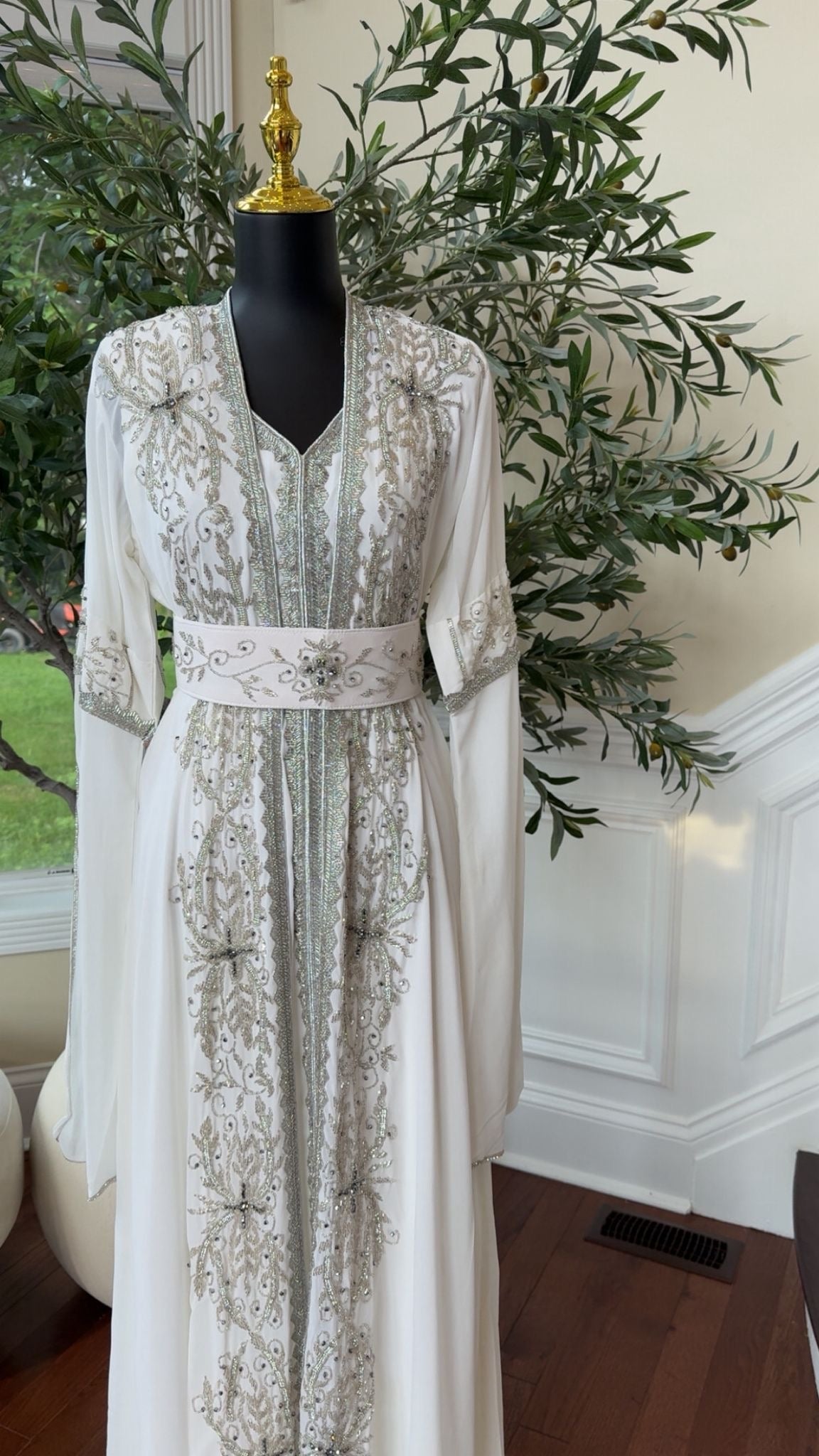 White Luxe Essence Kuftan- Graceful & Timeless Beading
