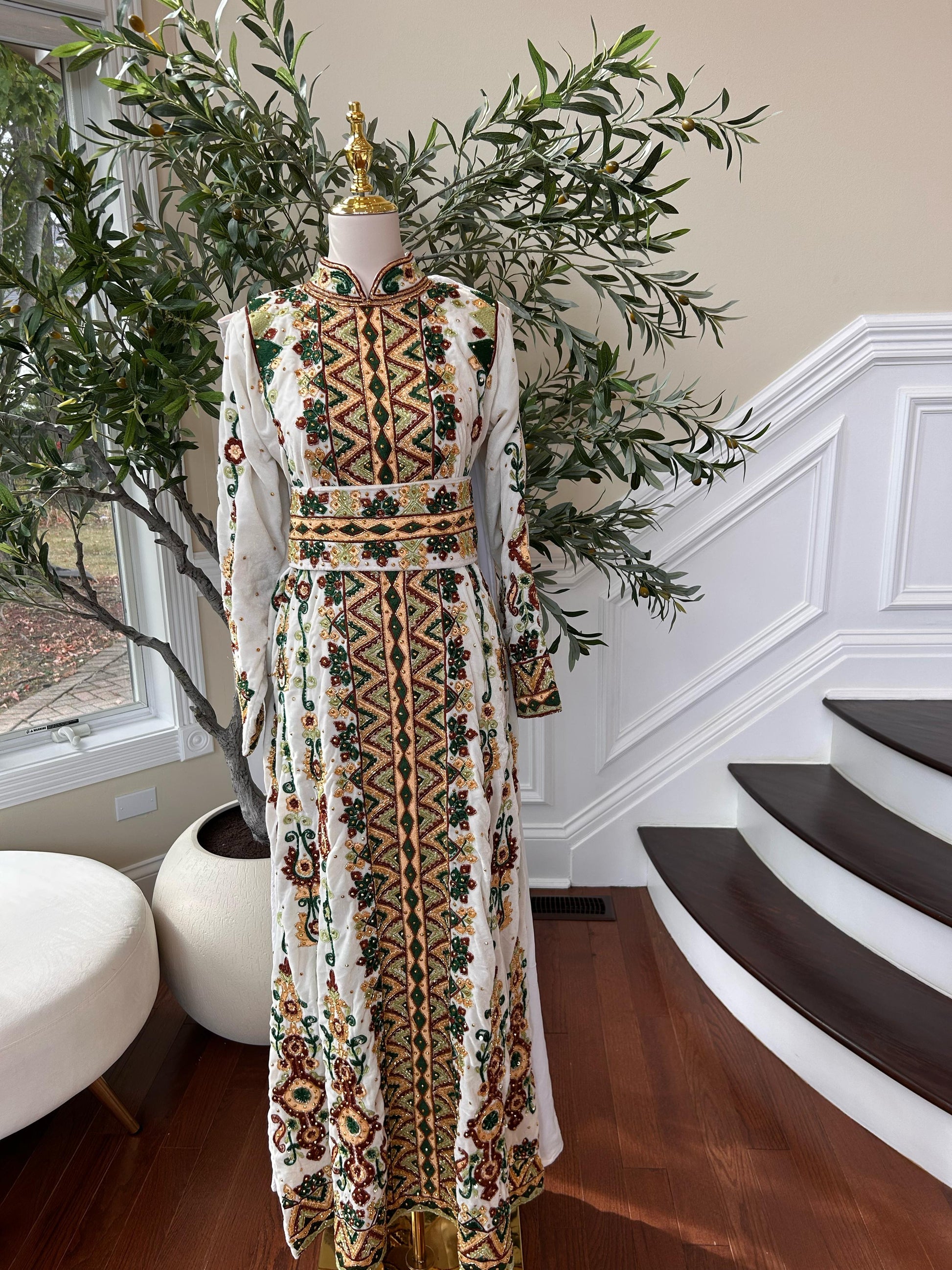 Royal Ivory White Embroidered & Stone Work Velvet Thobe