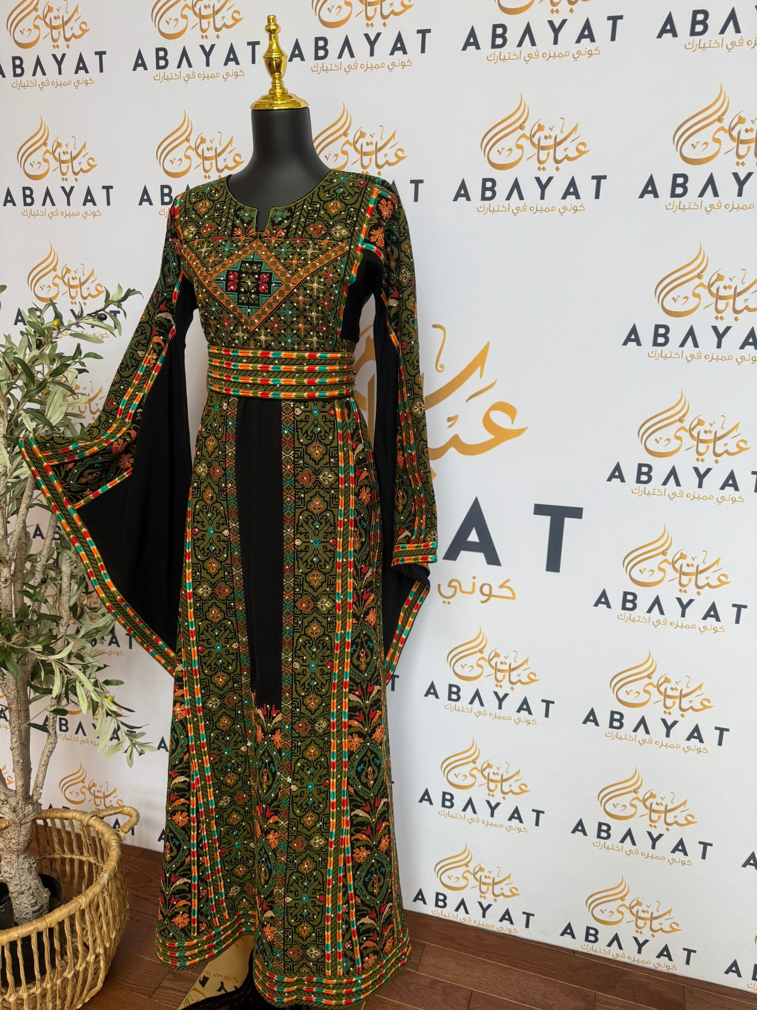 Elegant Black Embroidery Green Tatreez Thobe / A