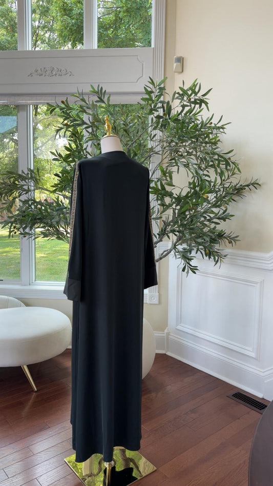 Green Abaya with Tatreez-Inspired Embroidered Panel – Heritage Elegance