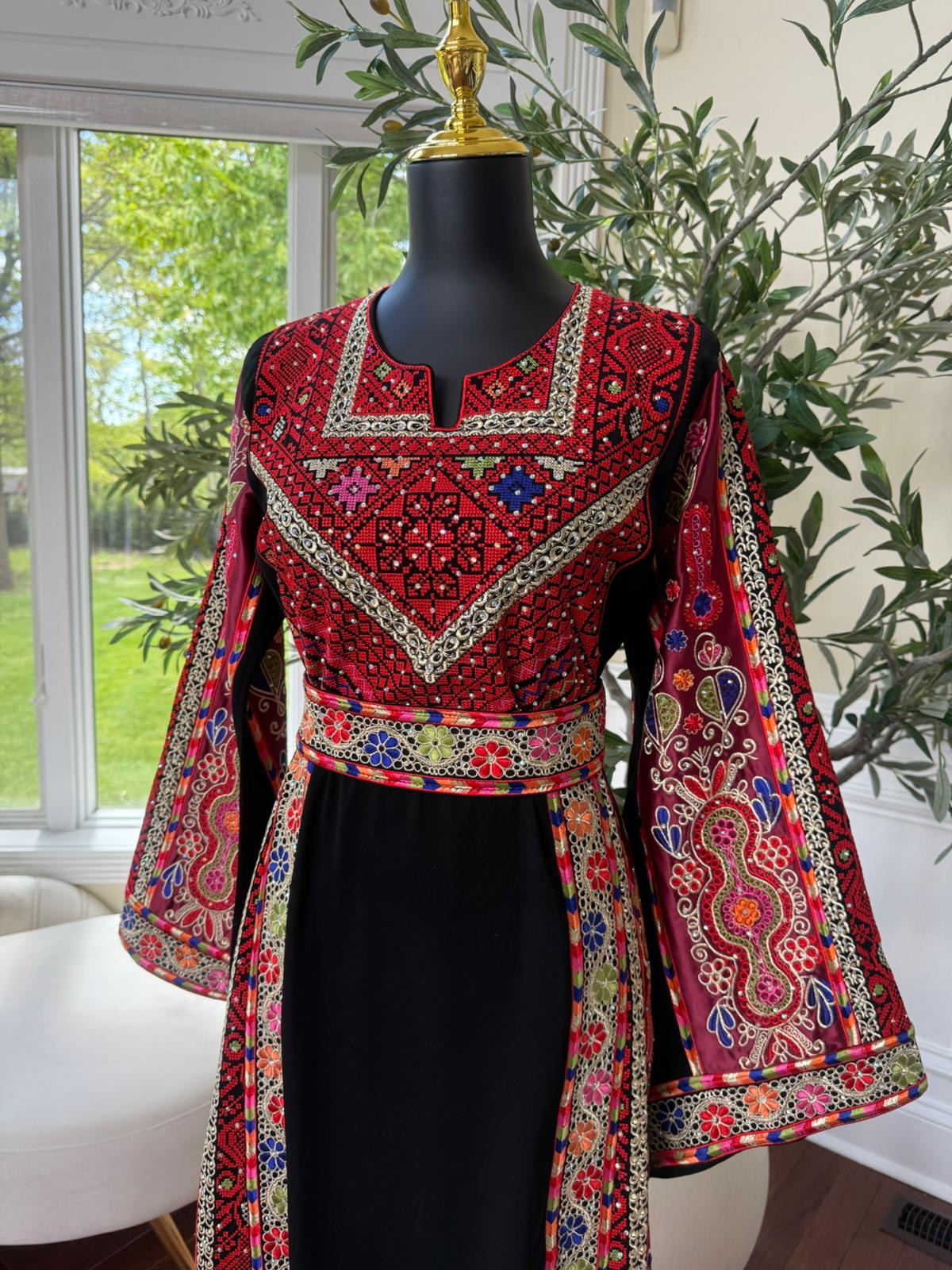 Elegant Black Tatreez Thobe / A