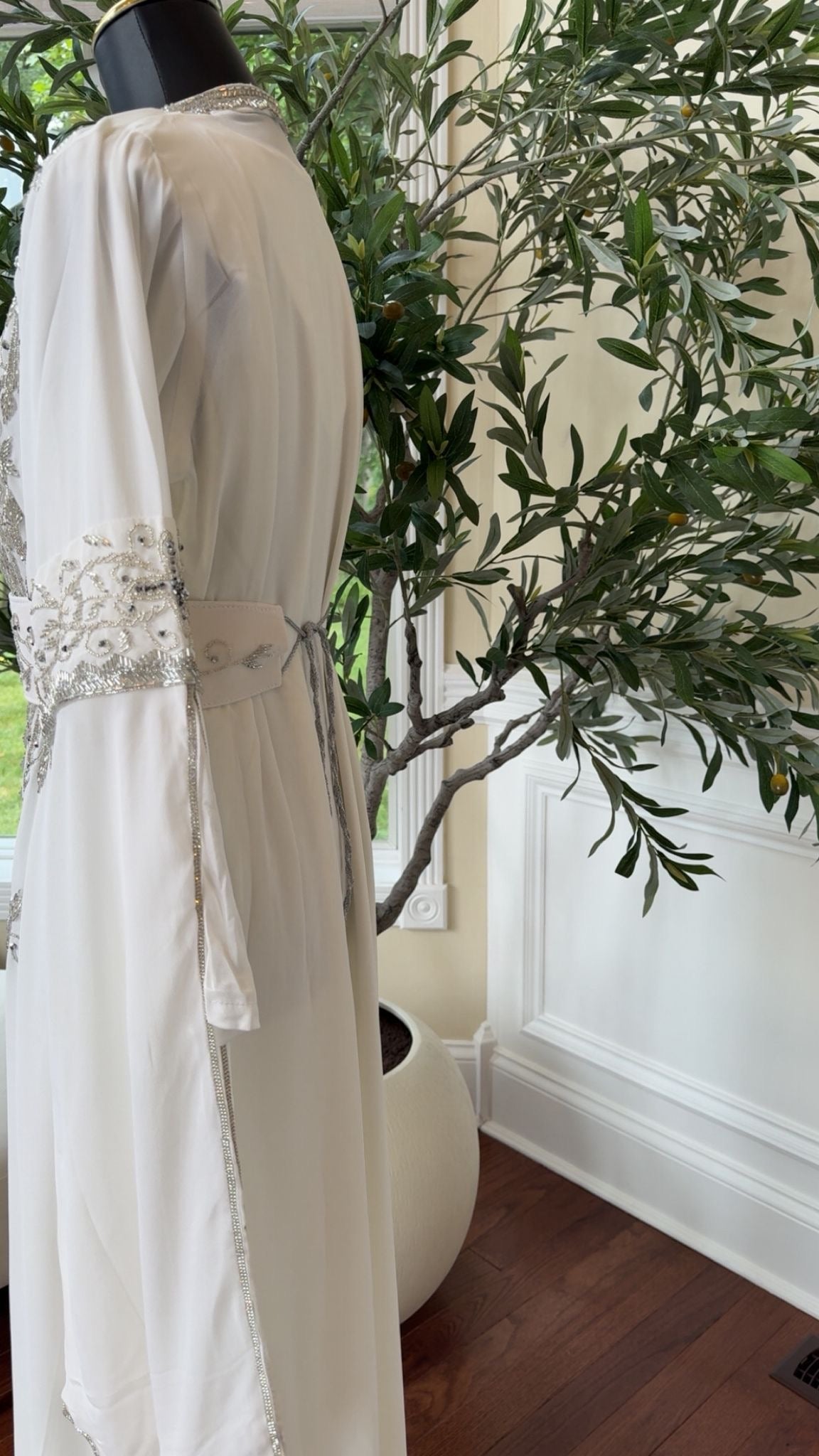 White Luxe Essence Kuftan- Graceful & Timeless Beading
