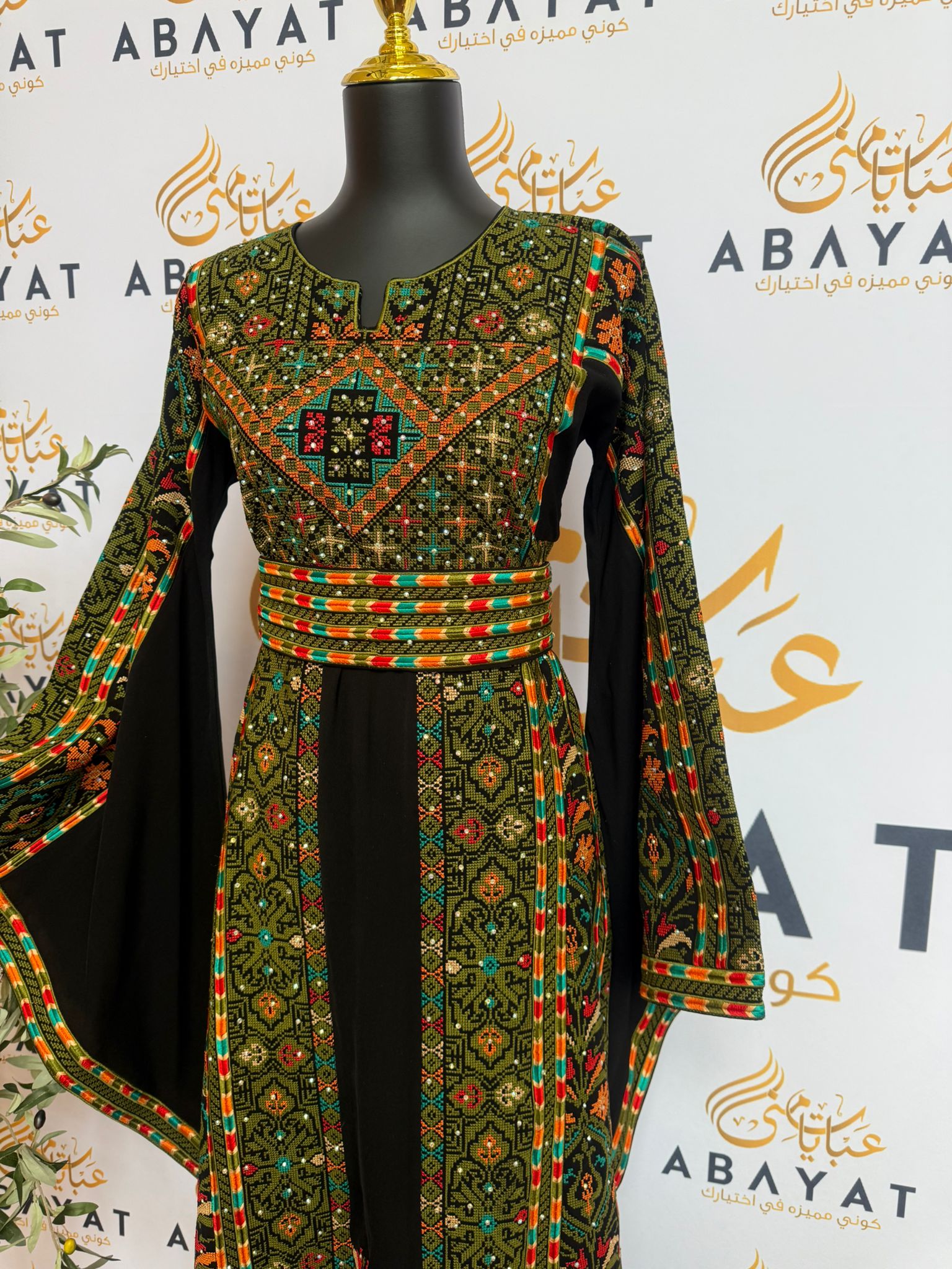 Elegant Black Embroidery Green Tatreez Thobe / A