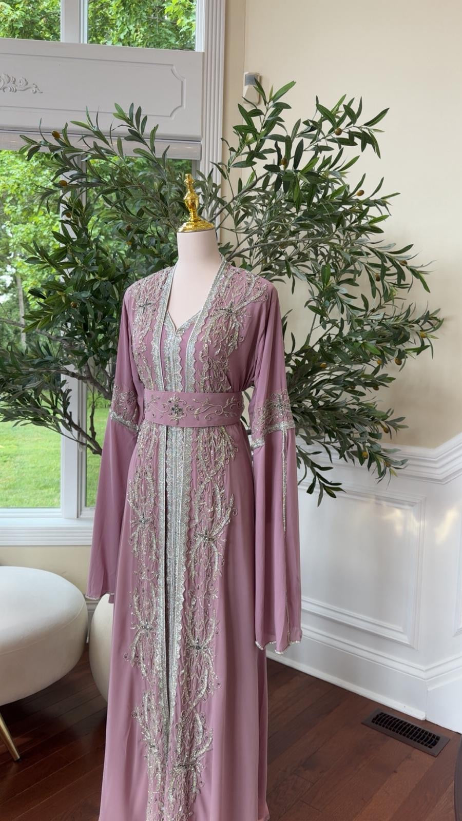 Majestic Pink Luxe Kuftan With Intricate Crystal Detailing / 1917