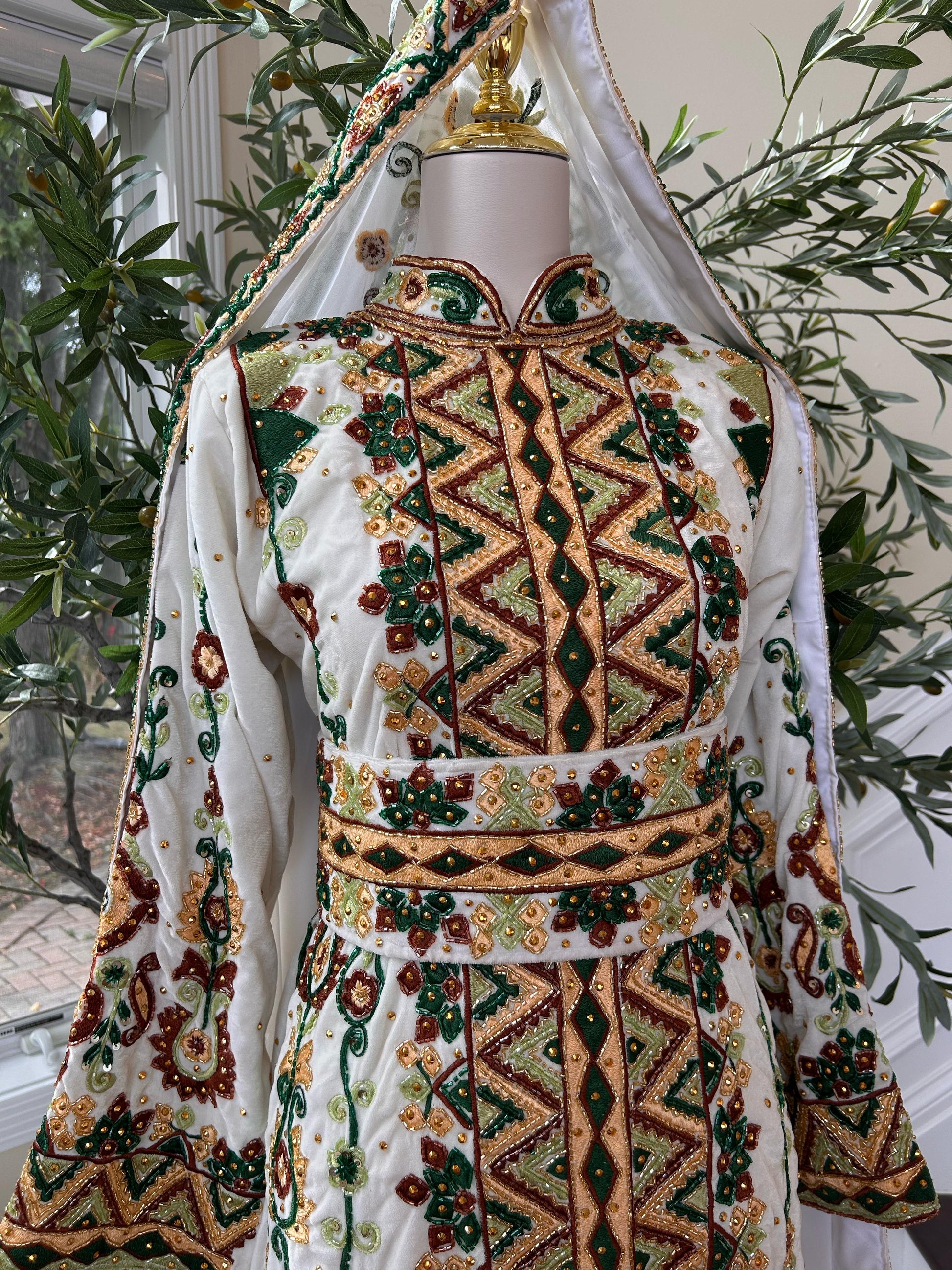 Royal Ivory White Embroidered & Stone Work Velvet Thobe