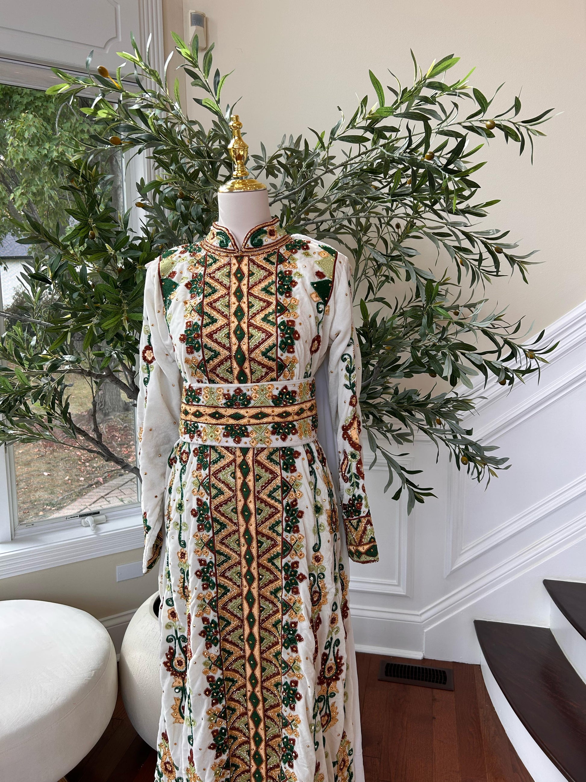Royal Ivory White Embroidered & Stone Work Velvet Thobe