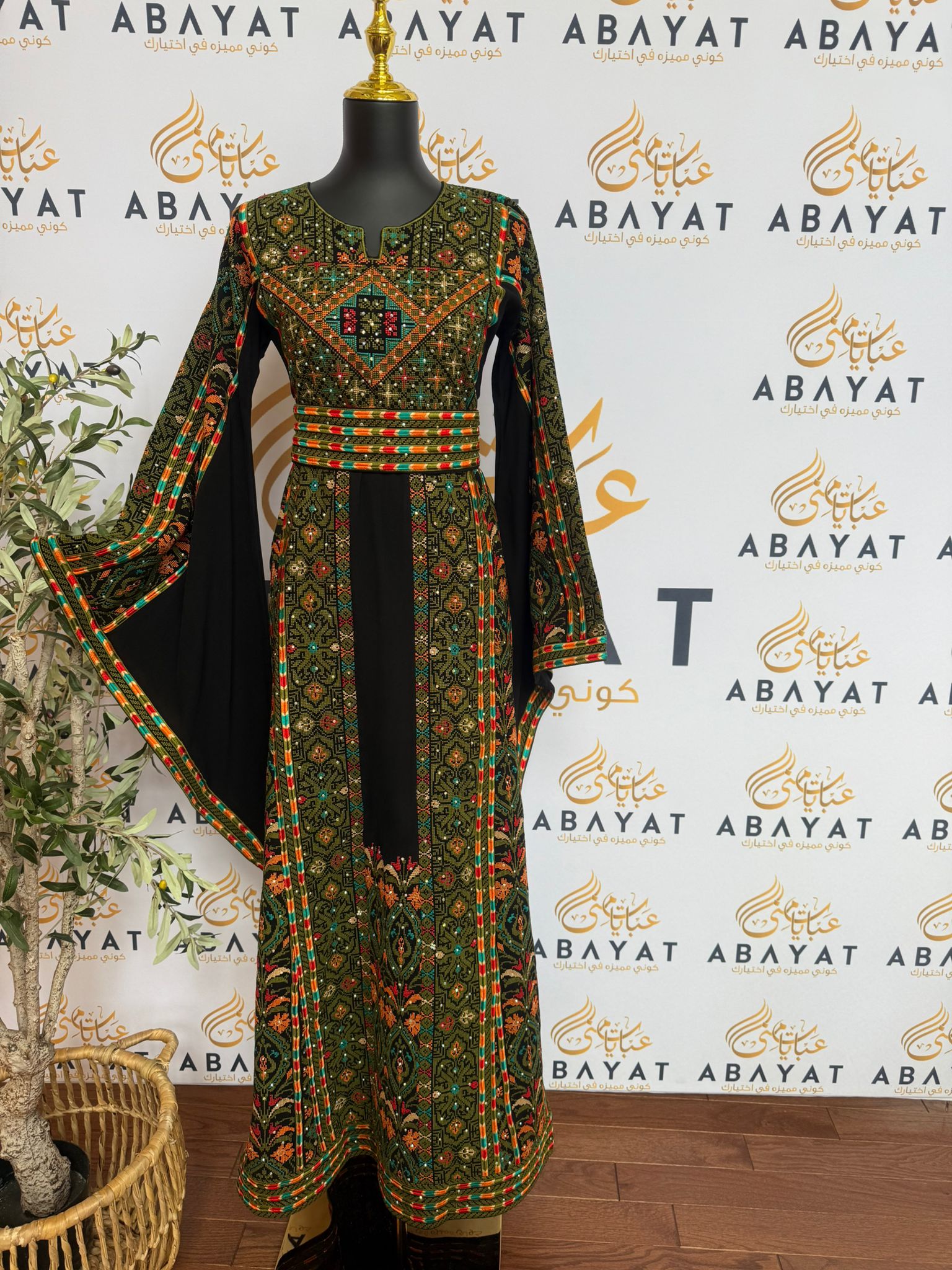 Elegant Black Embroidery Green Tatreez Thobe / A