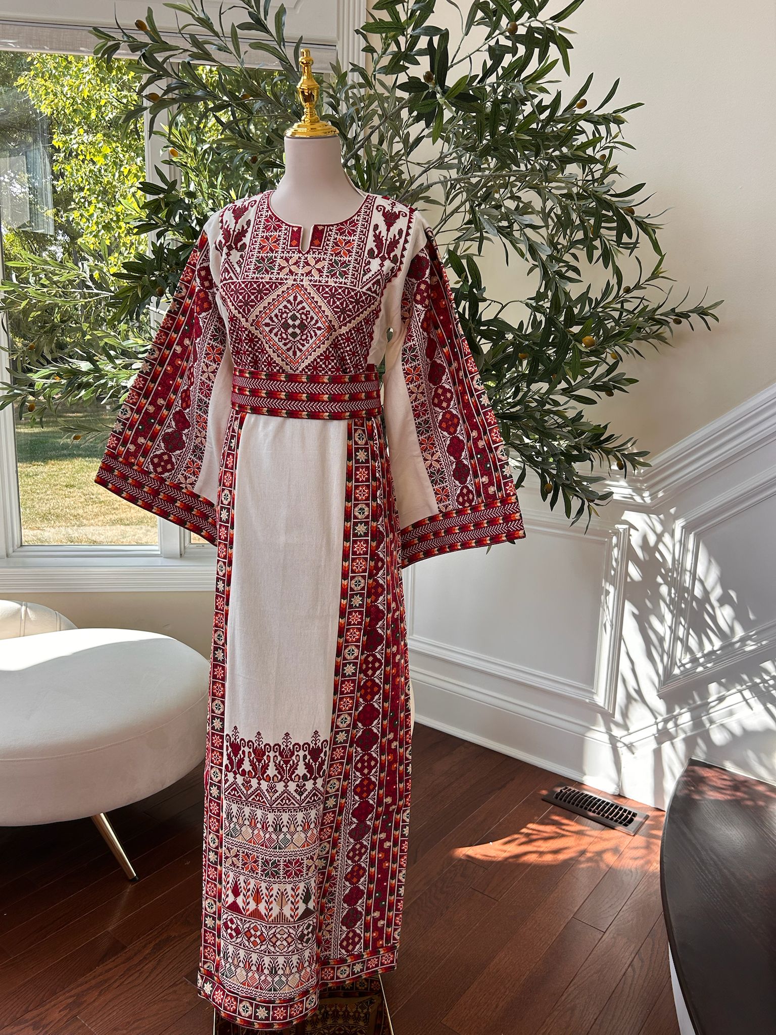 Cream Itamin Tatreez Red Elegance Thobe
