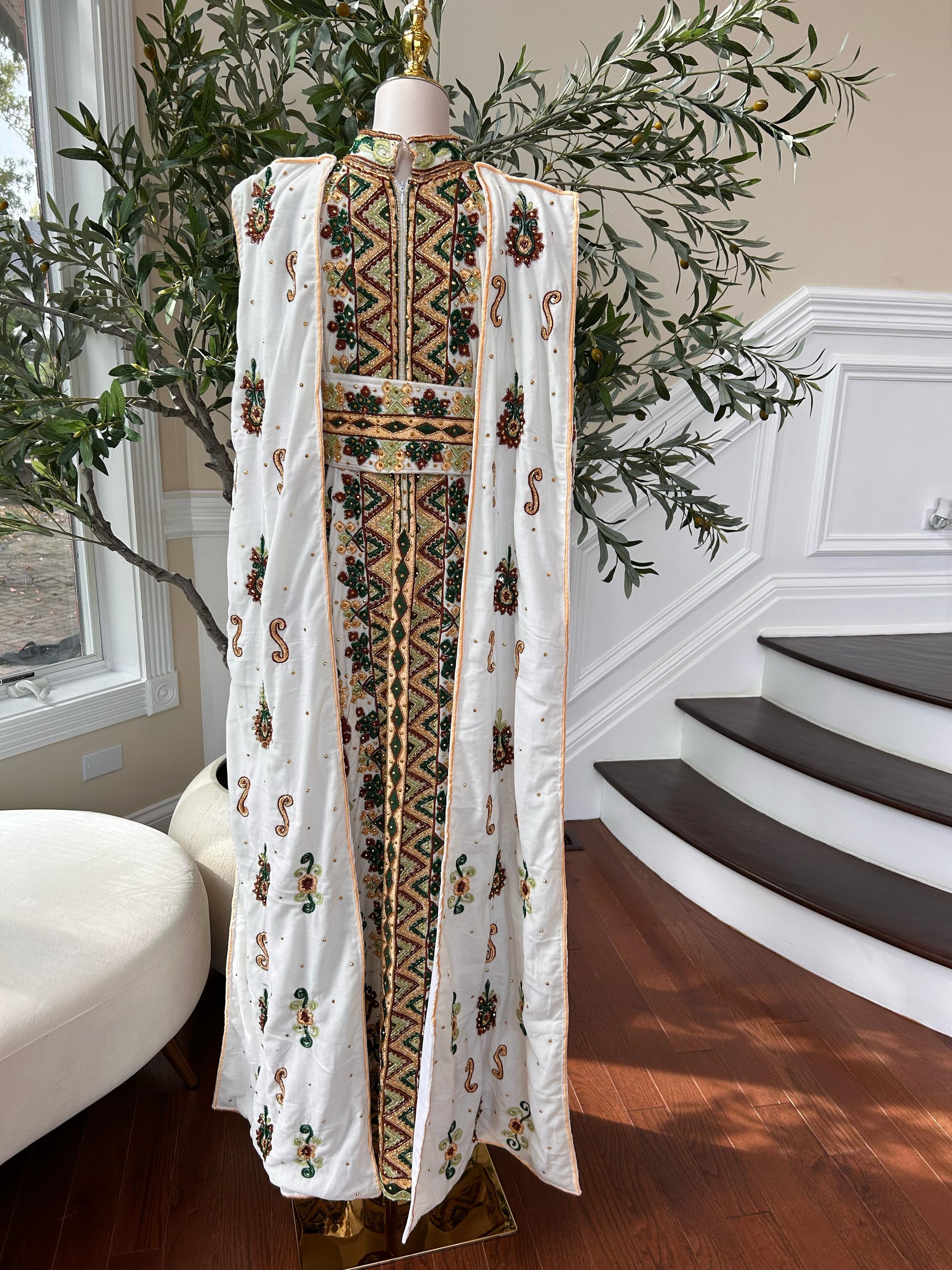 Royal Ivory White Embroidered & Stone Work Velvet Thobe