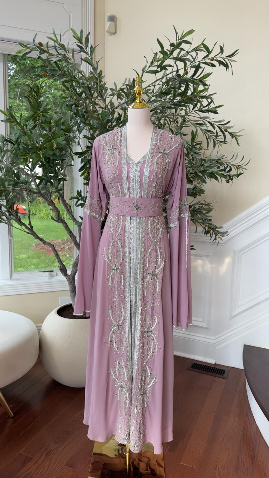 Majestic Pink Luxe Kuftan With Intricate Crystal Detailing / 1917