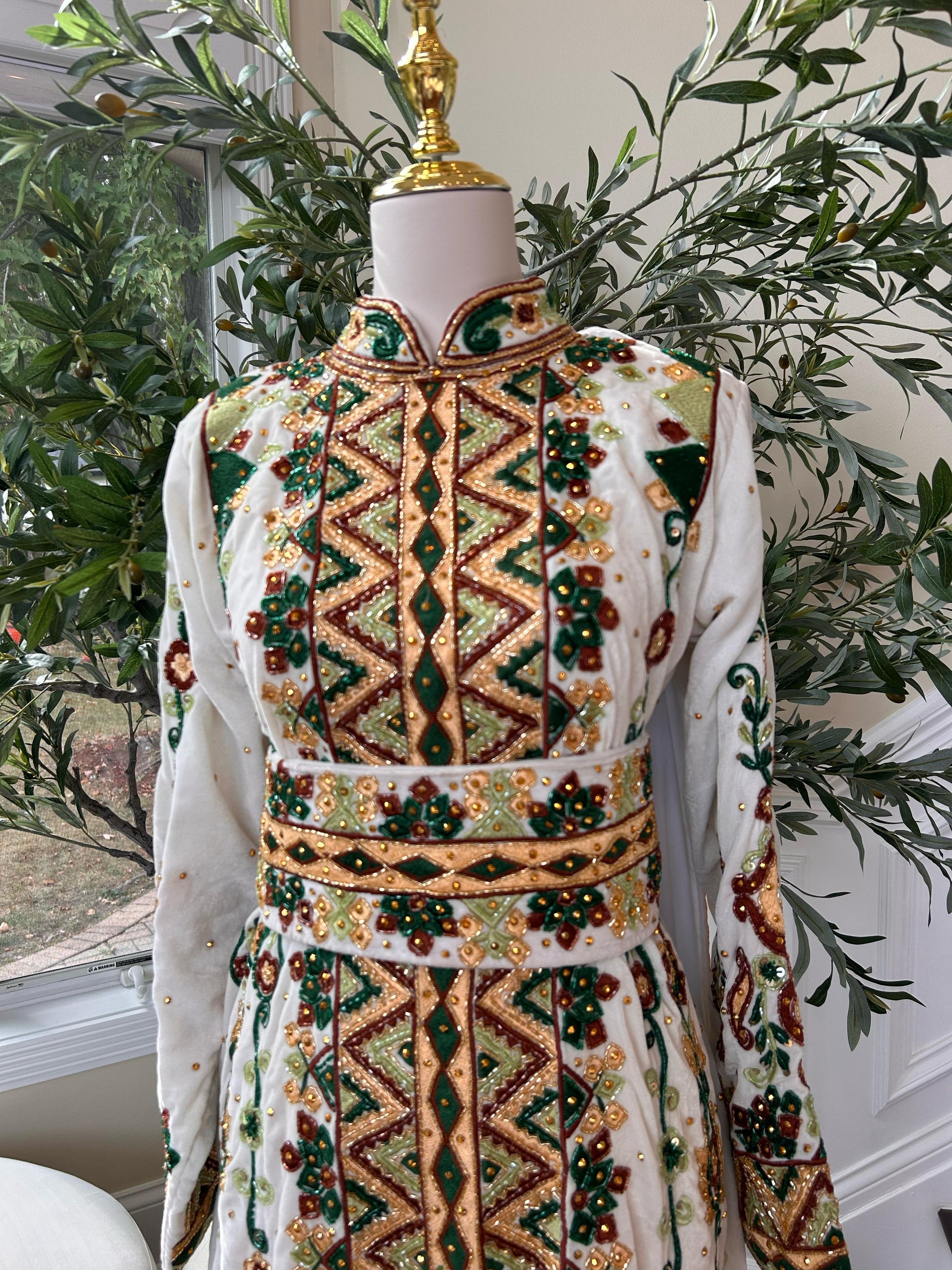 Royal Ivory White Embroidered & Stone Work Velvet Thobe