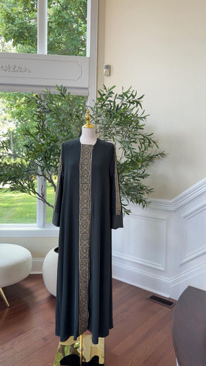 Green Abaya with Tatreez-Inspired Embroidered Panel – Heritage Elegance