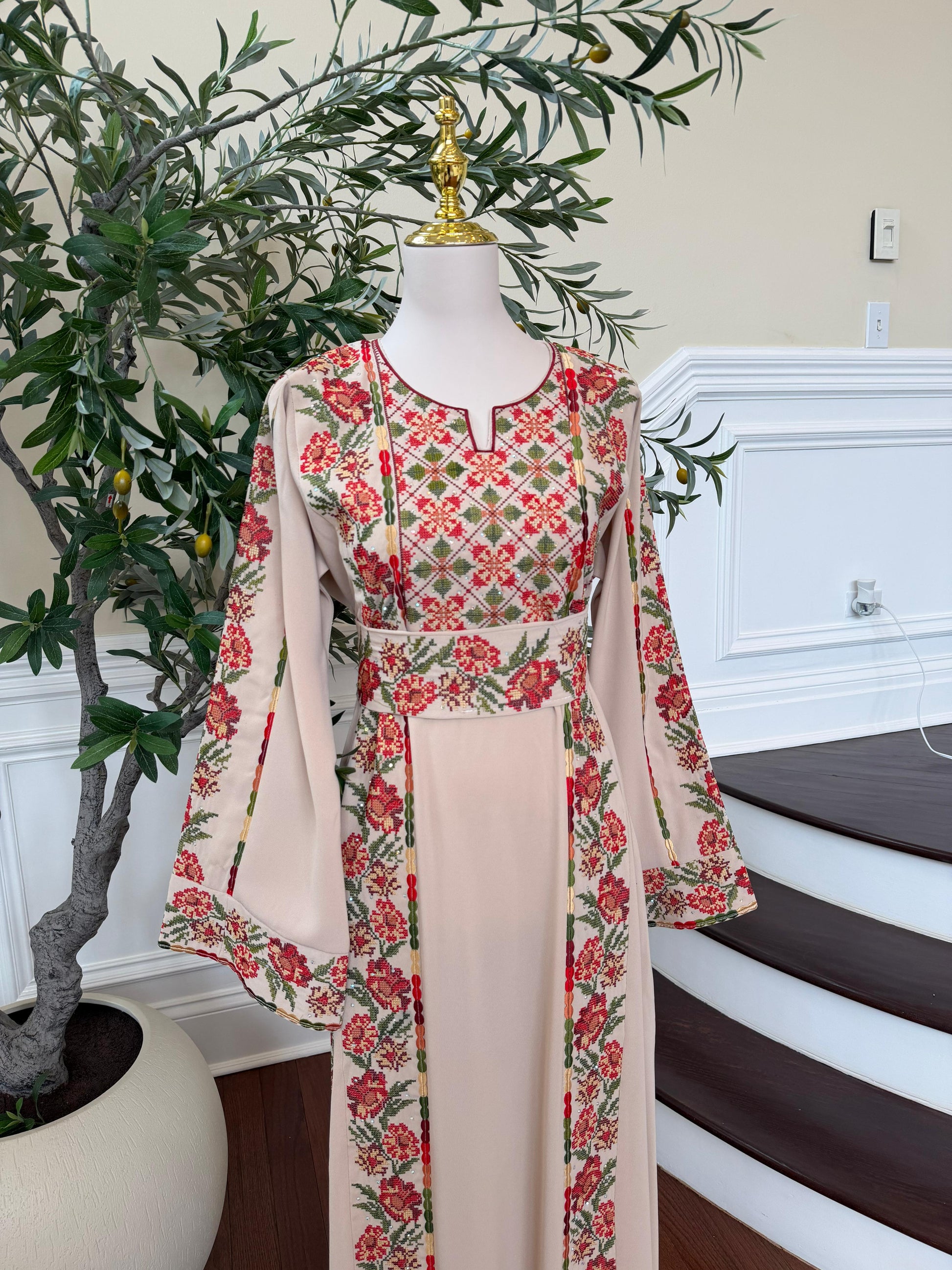 Beige Embroidery Rose Tatreez Thobe