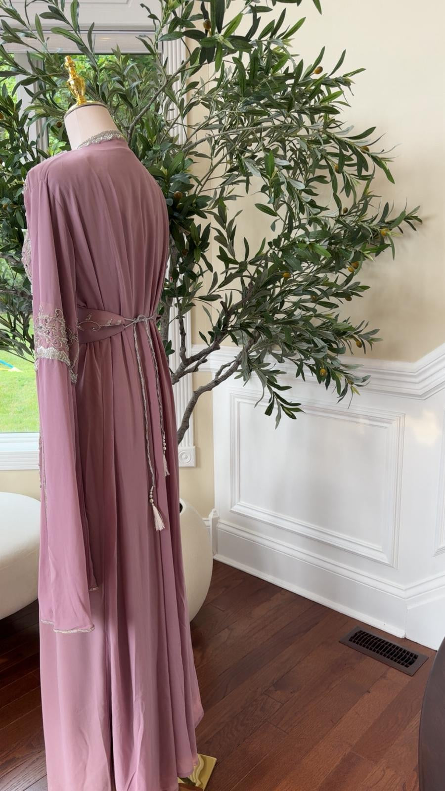 Majestic Pink Luxe Kuftan With Intricate Crystal Detailing / 1917
