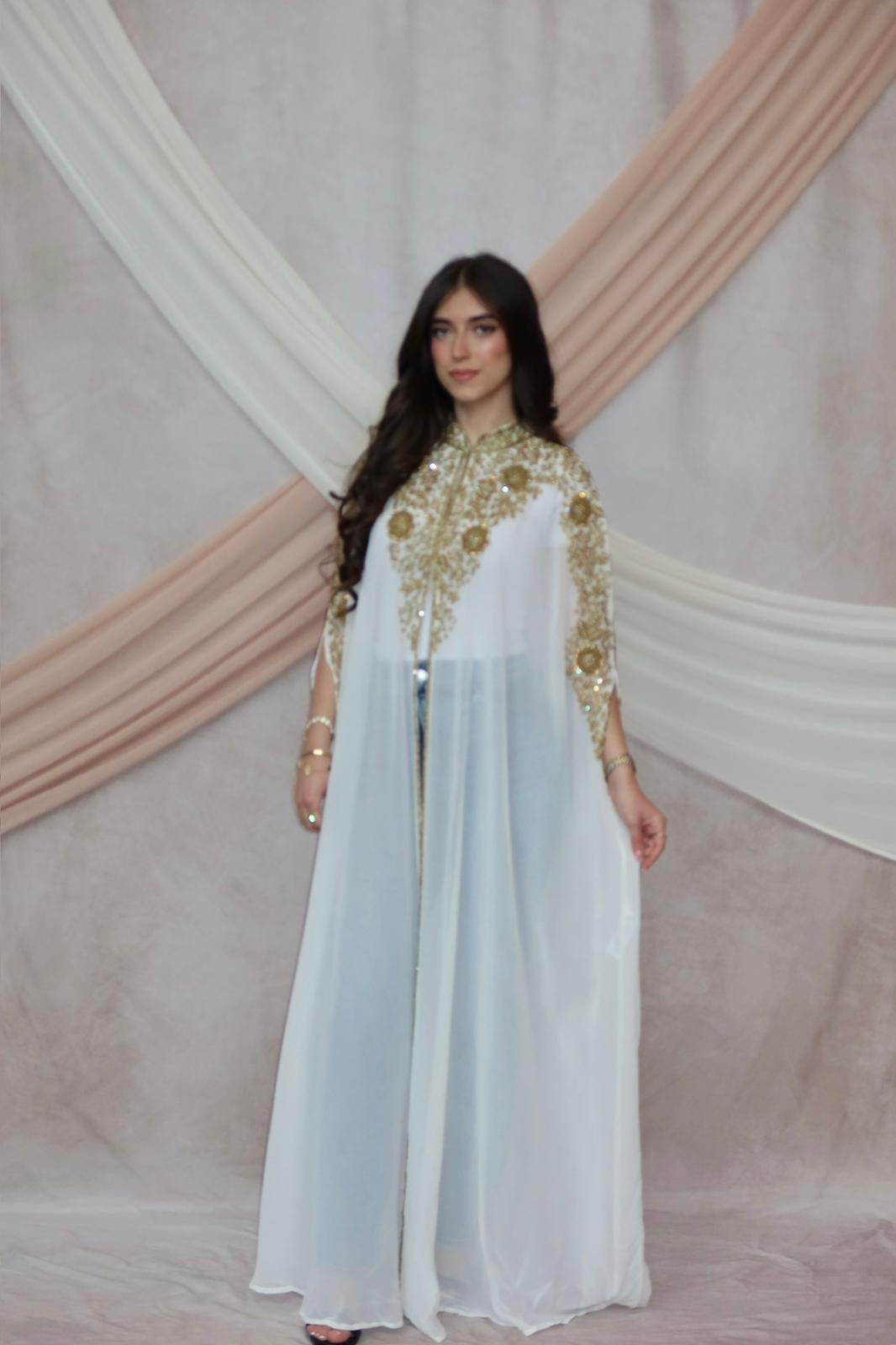 ‎⁣⁣⁣⁣⁣⁣⁣⁣⁣⁣⁣⁣⁣⁣⁣⁣ Royal White Abaya with Intricate Gold Detailing