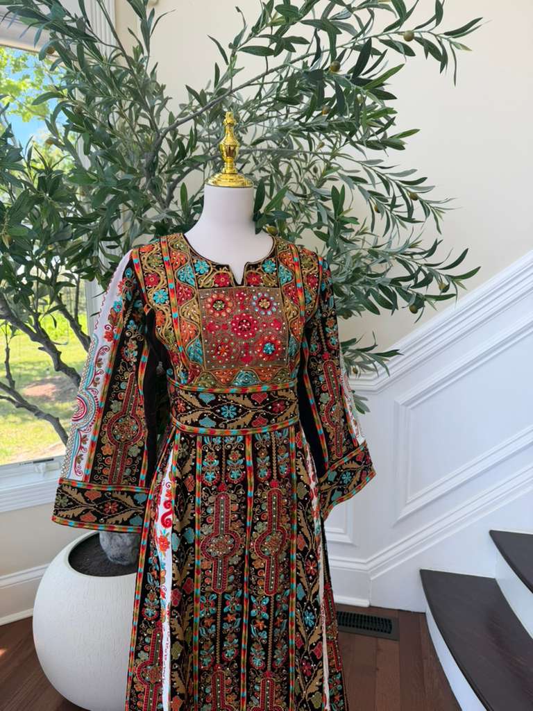 Embroidery Elegance Tatreez Thobe