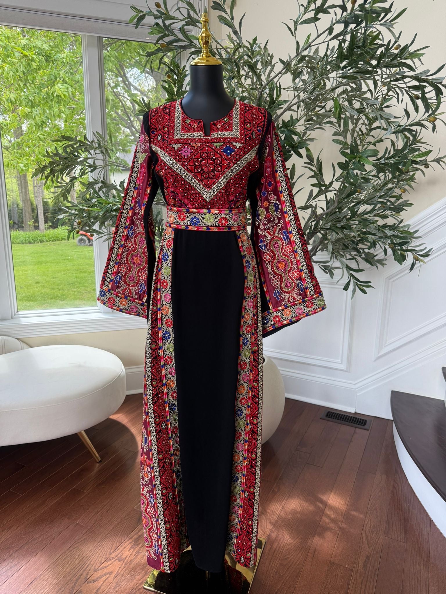 Elegant Black Tatreez Thobe / A