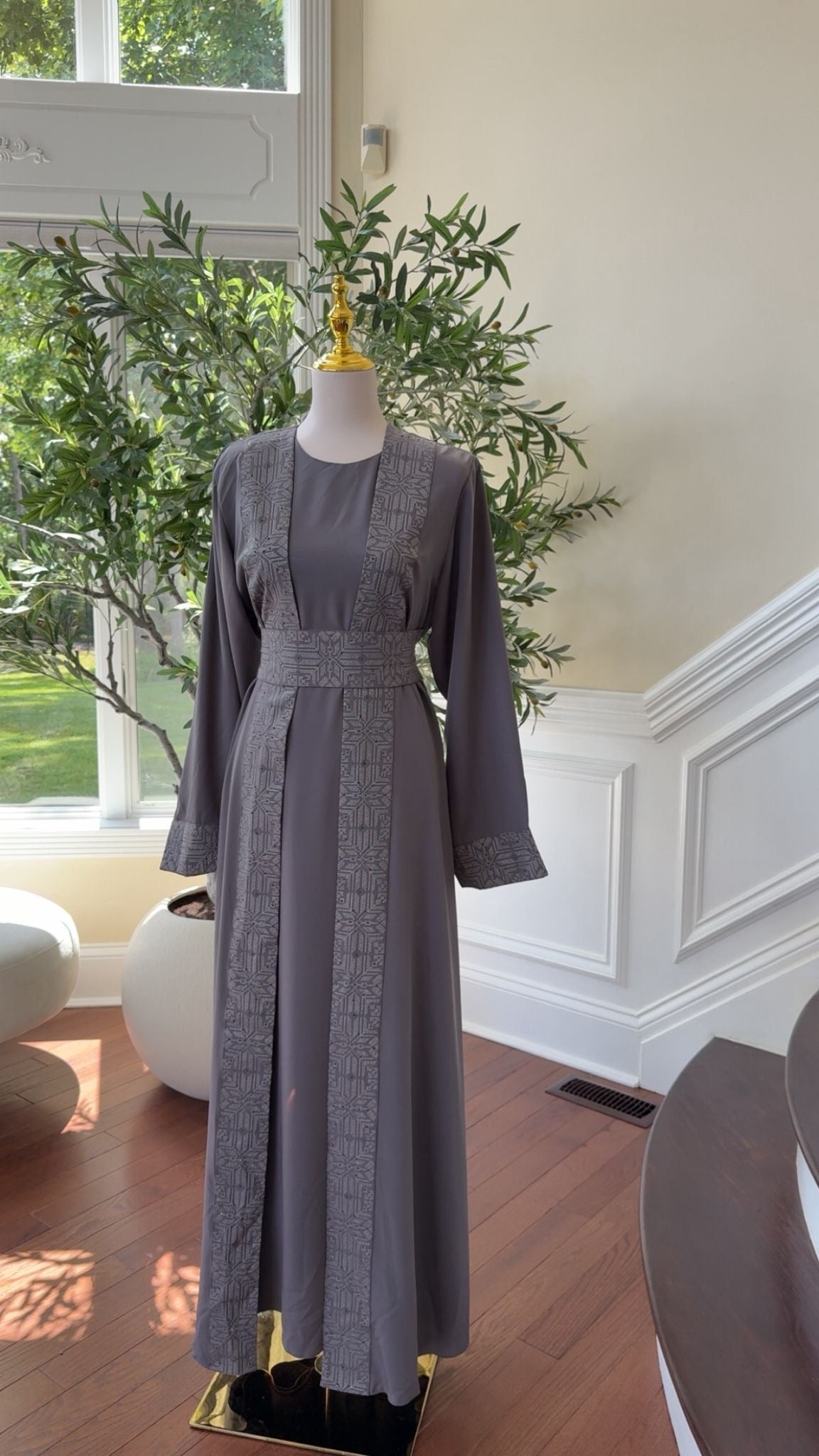 Dusky Grace Abaya – Modern Tatreez Elegance