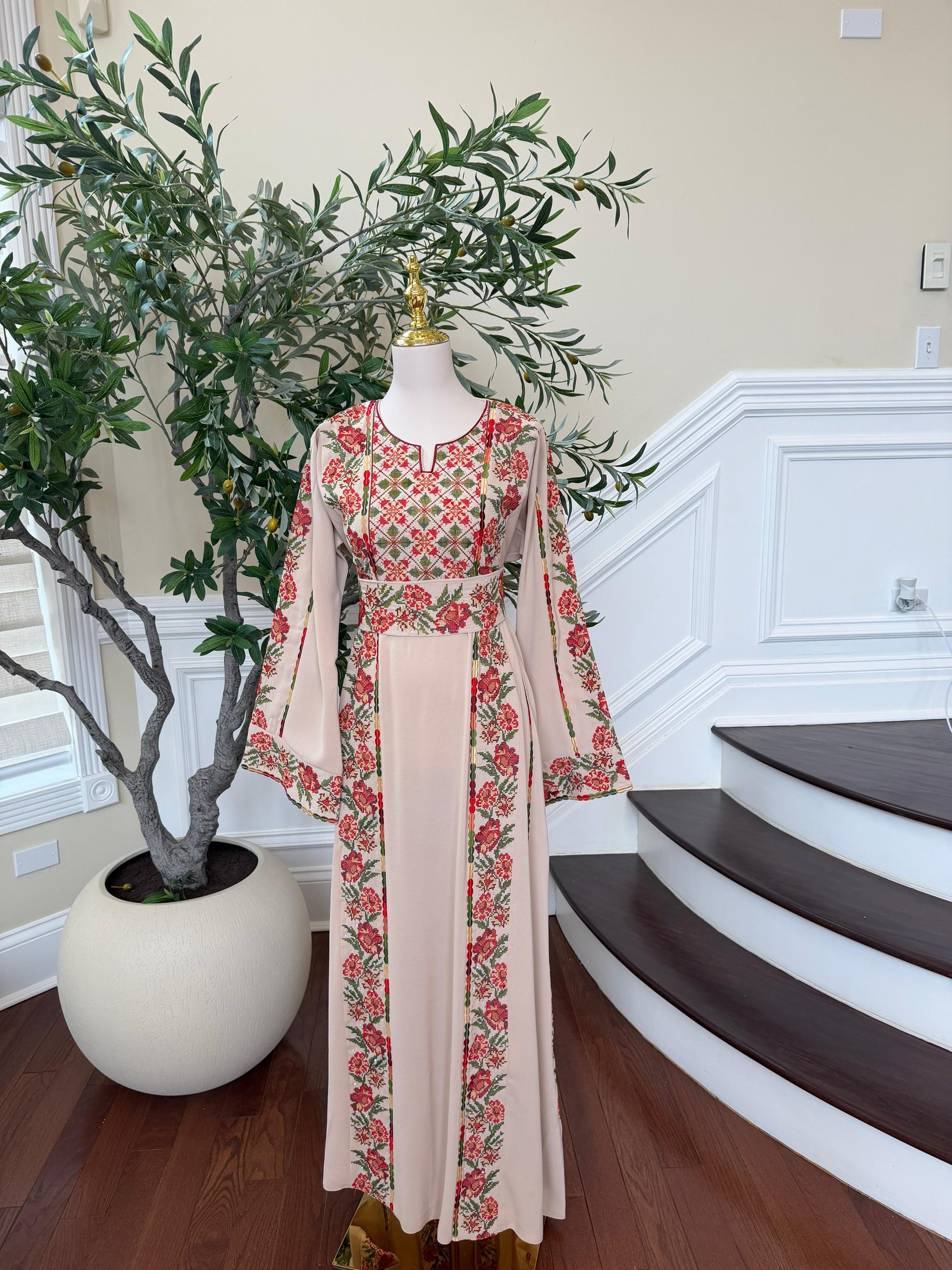 Beige Embroidery Rose Tatreez Thobe