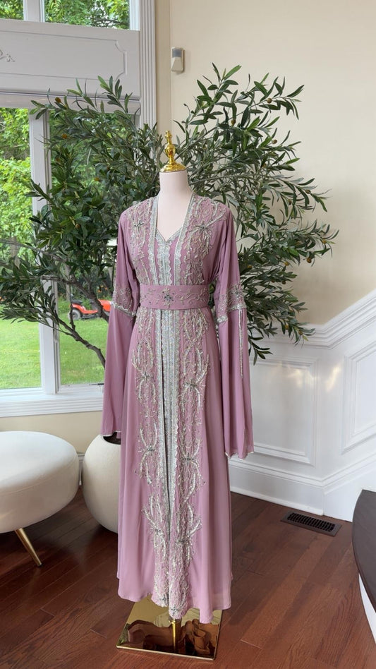 Majestic Pink Luxe Kuftan With Intricate Crystal Detailing / 1917