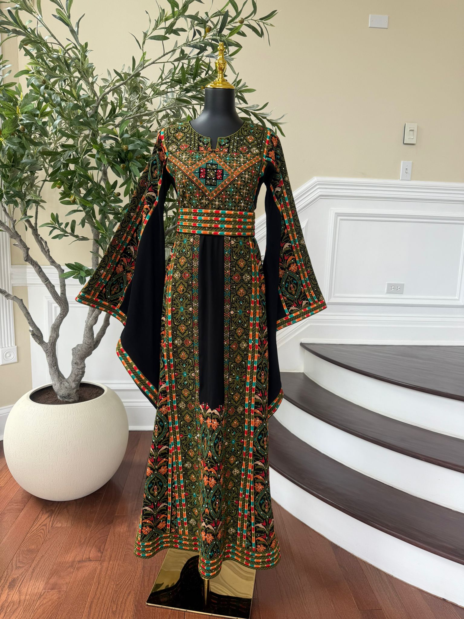 Elegant Black Embroidery Green Tatreez Thobe / A
