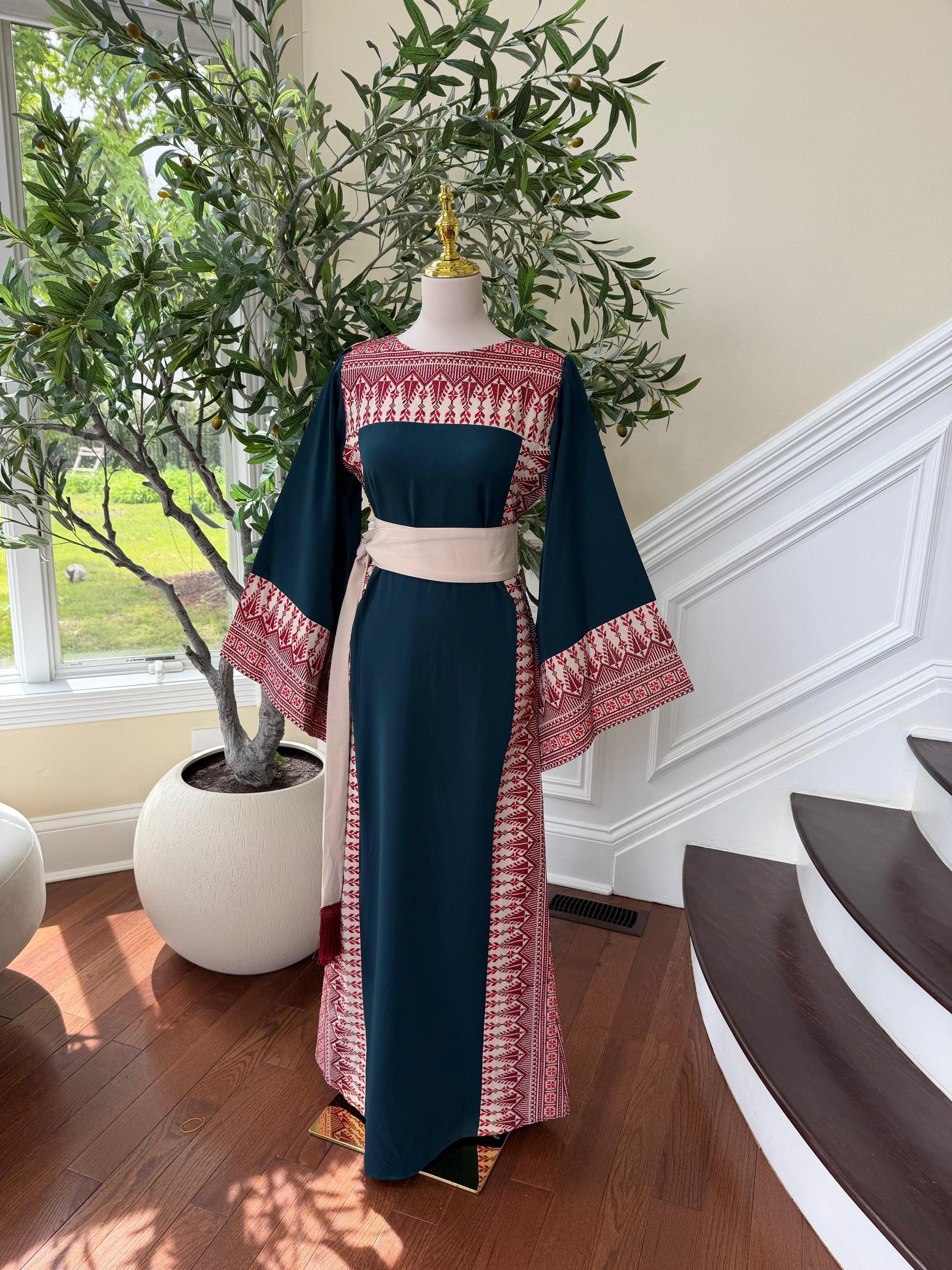 Emerald Embroidery Elegance Tatreez Thobe