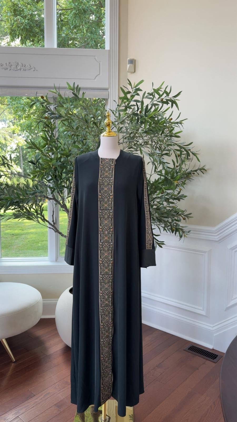 Green Abaya with Tatreez-Inspired Embroidered Panel – Heritage Elegance