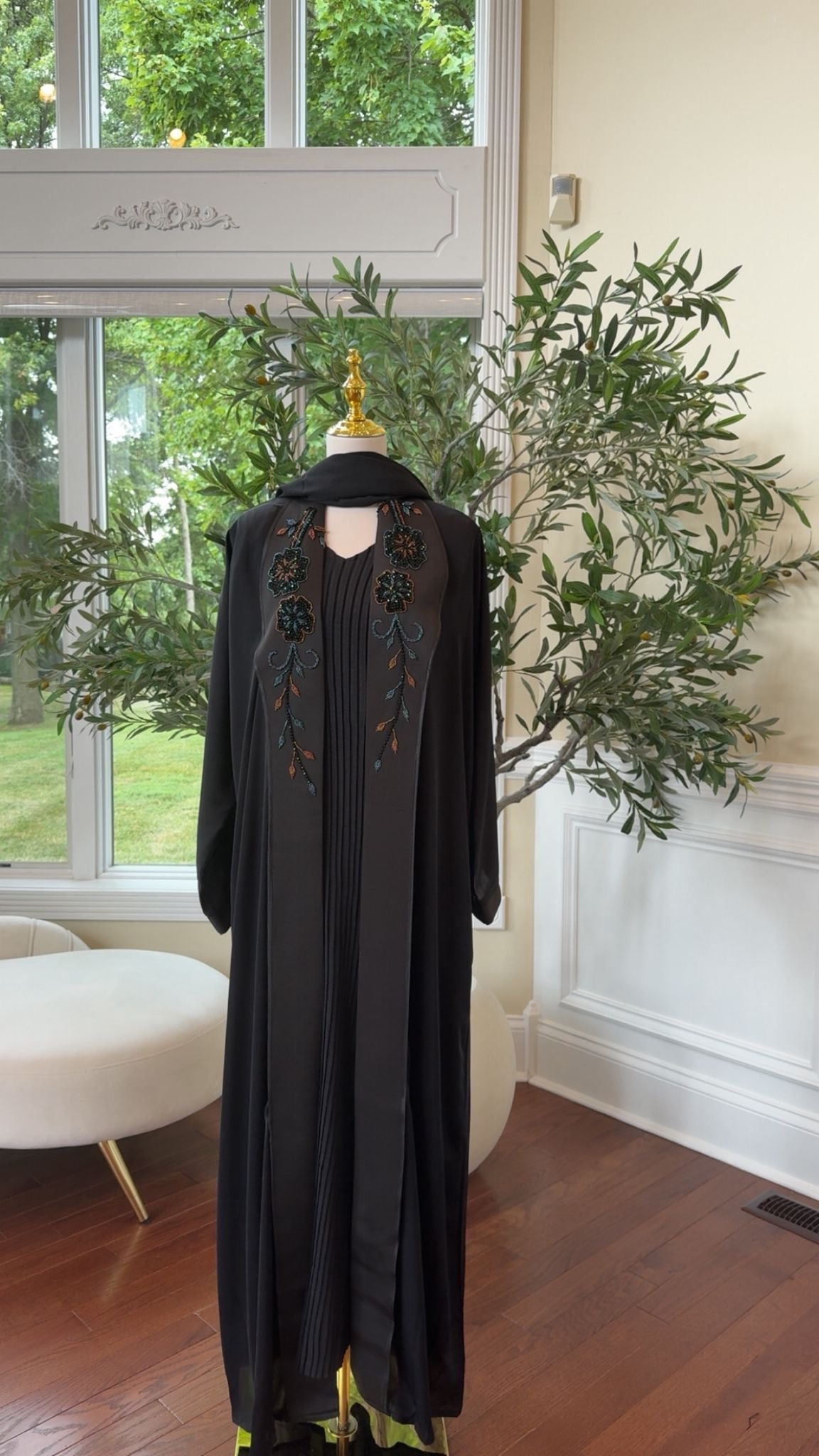 Floral Majesty – Elegant Floral Beaded Detail Black Abaya