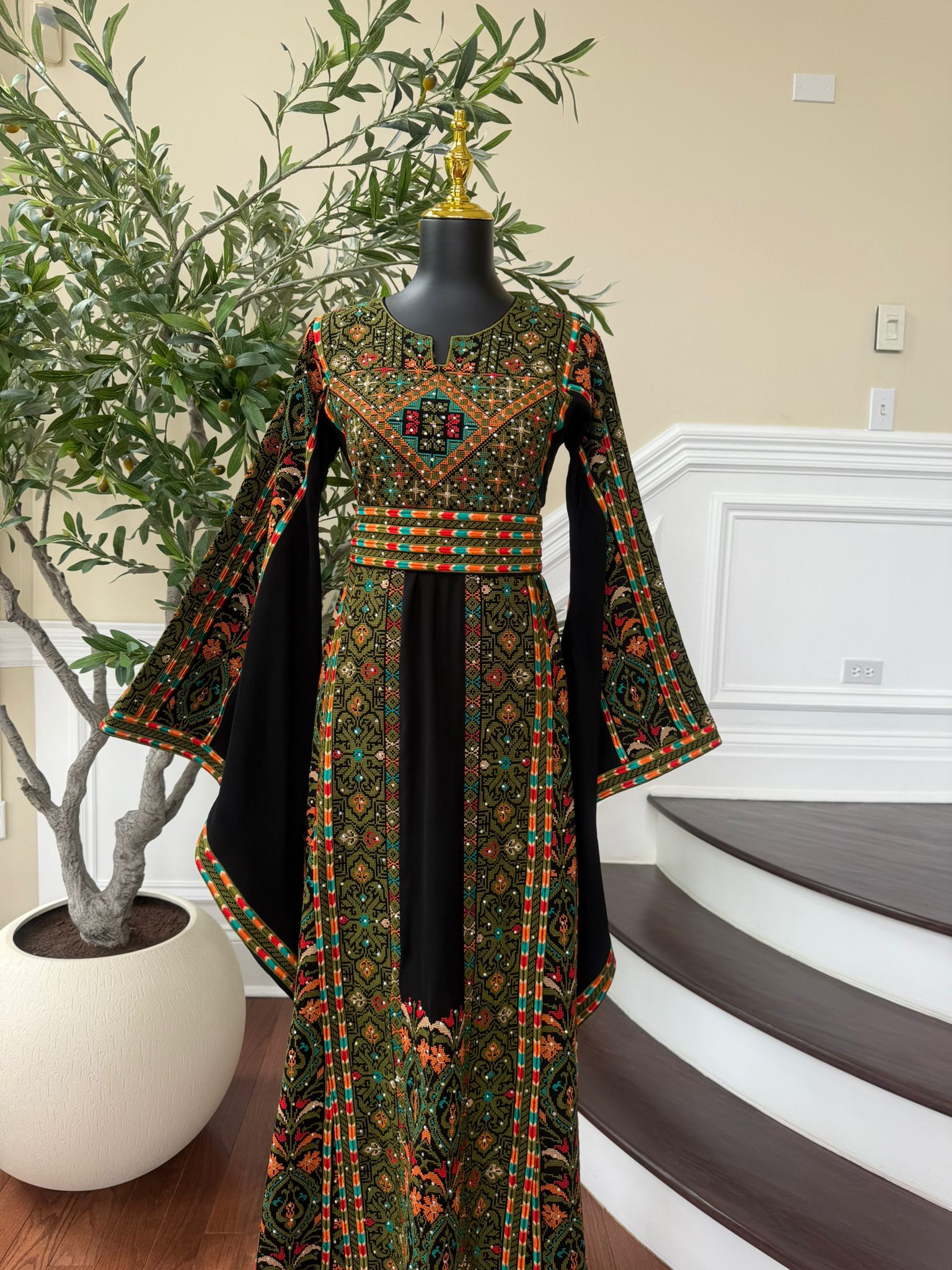 Elegant Black Embroidery Green Tatreez Thobe / A