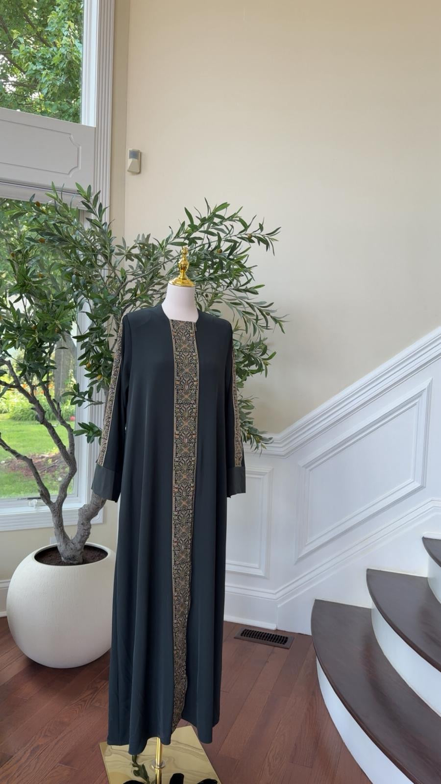 Green Abaya with Tatreez-Inspired Embroidered Panel – Heritage Elegance