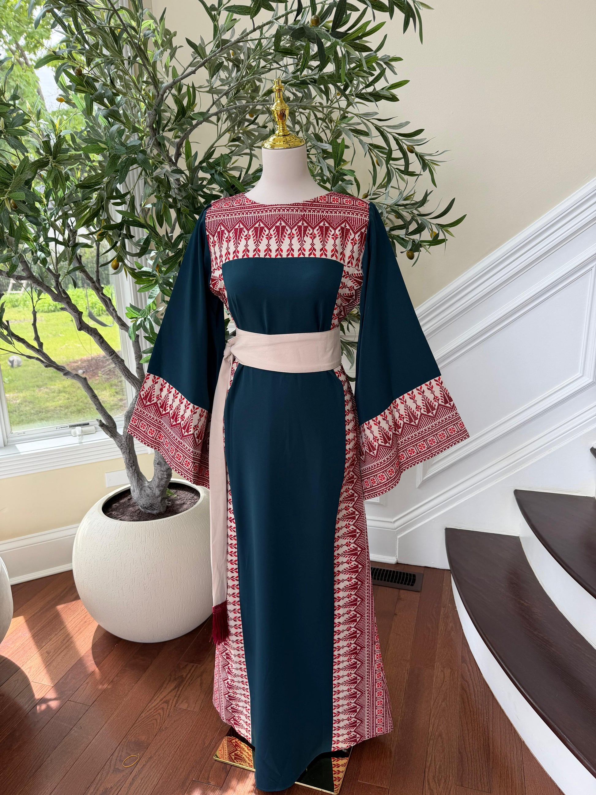 Emerald Embroidery Elegance Tatreez Thobe