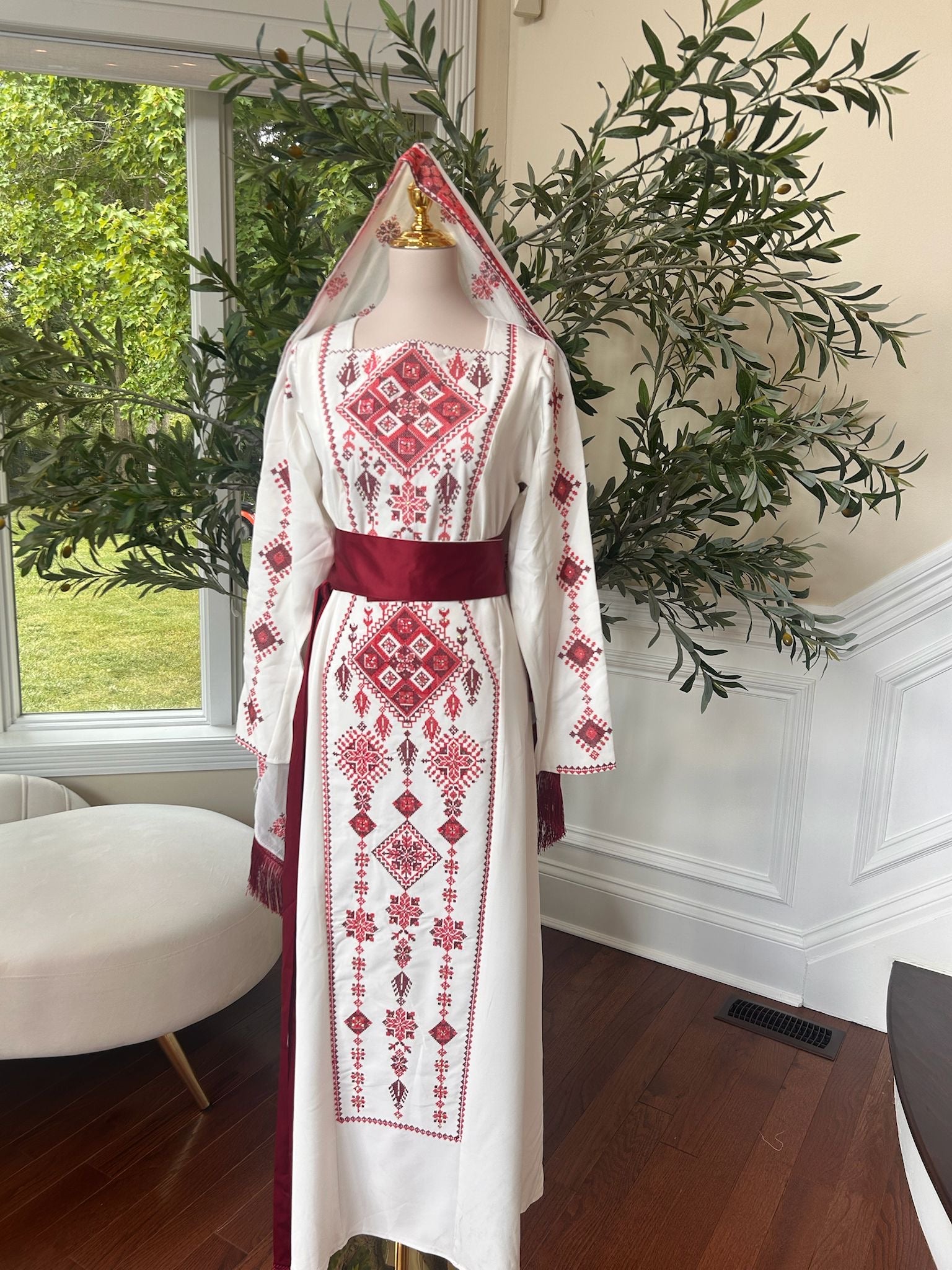 Red Tatreez Elegance White Thobe