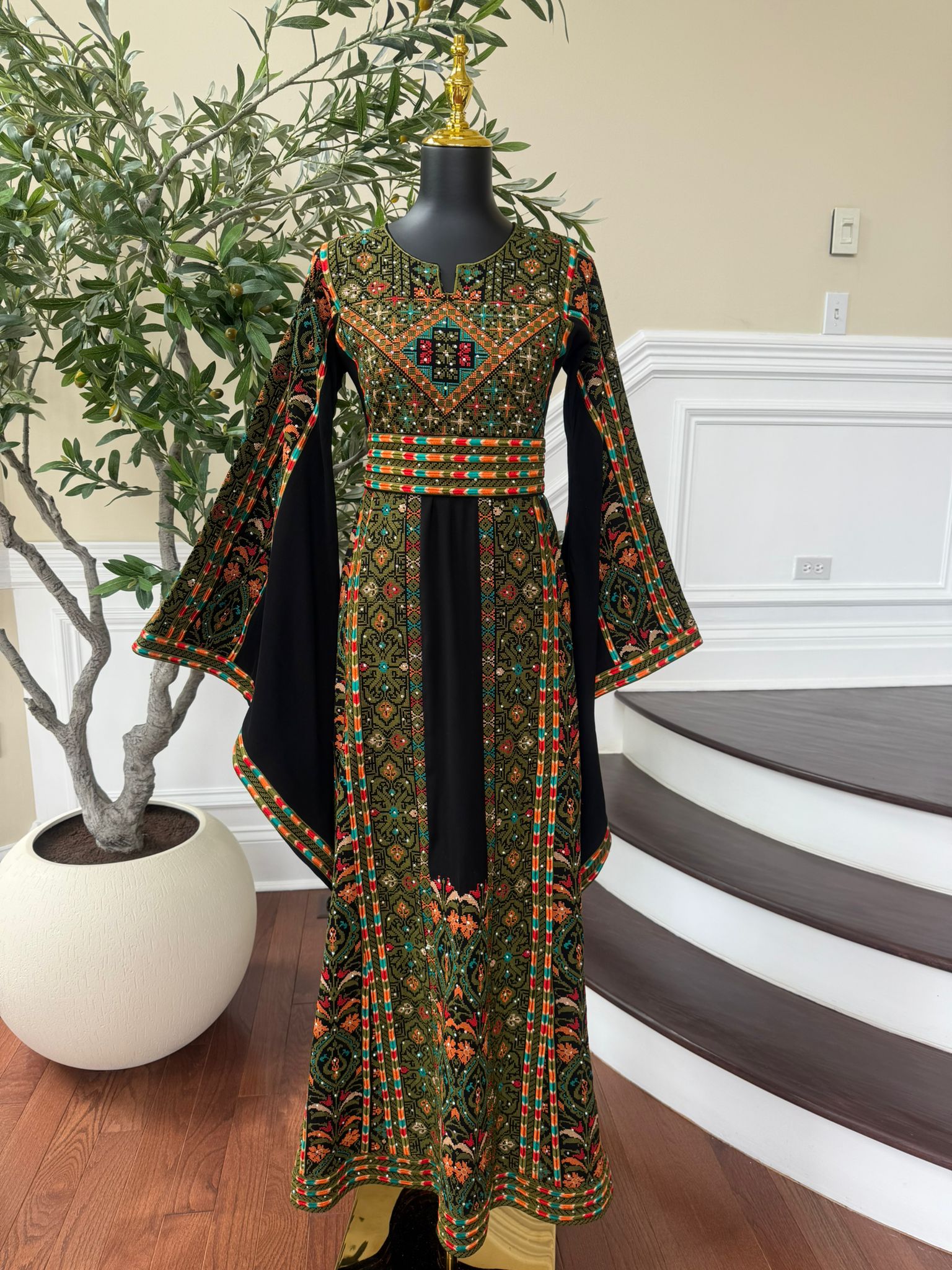 Elegant Black Embroidery Green Tatreez Thobe / A