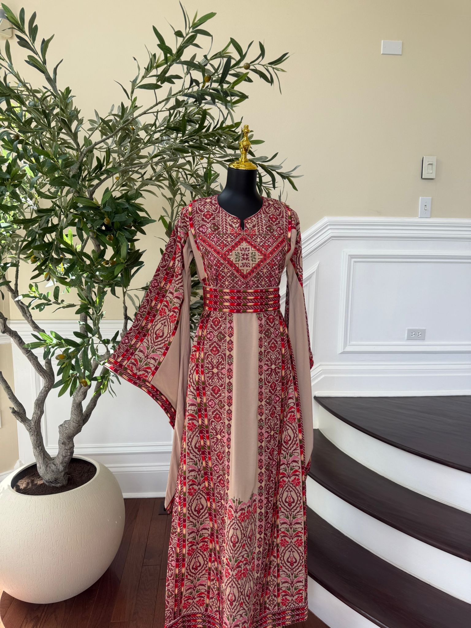 Elegant Embroidery Tatreez Thobe / A