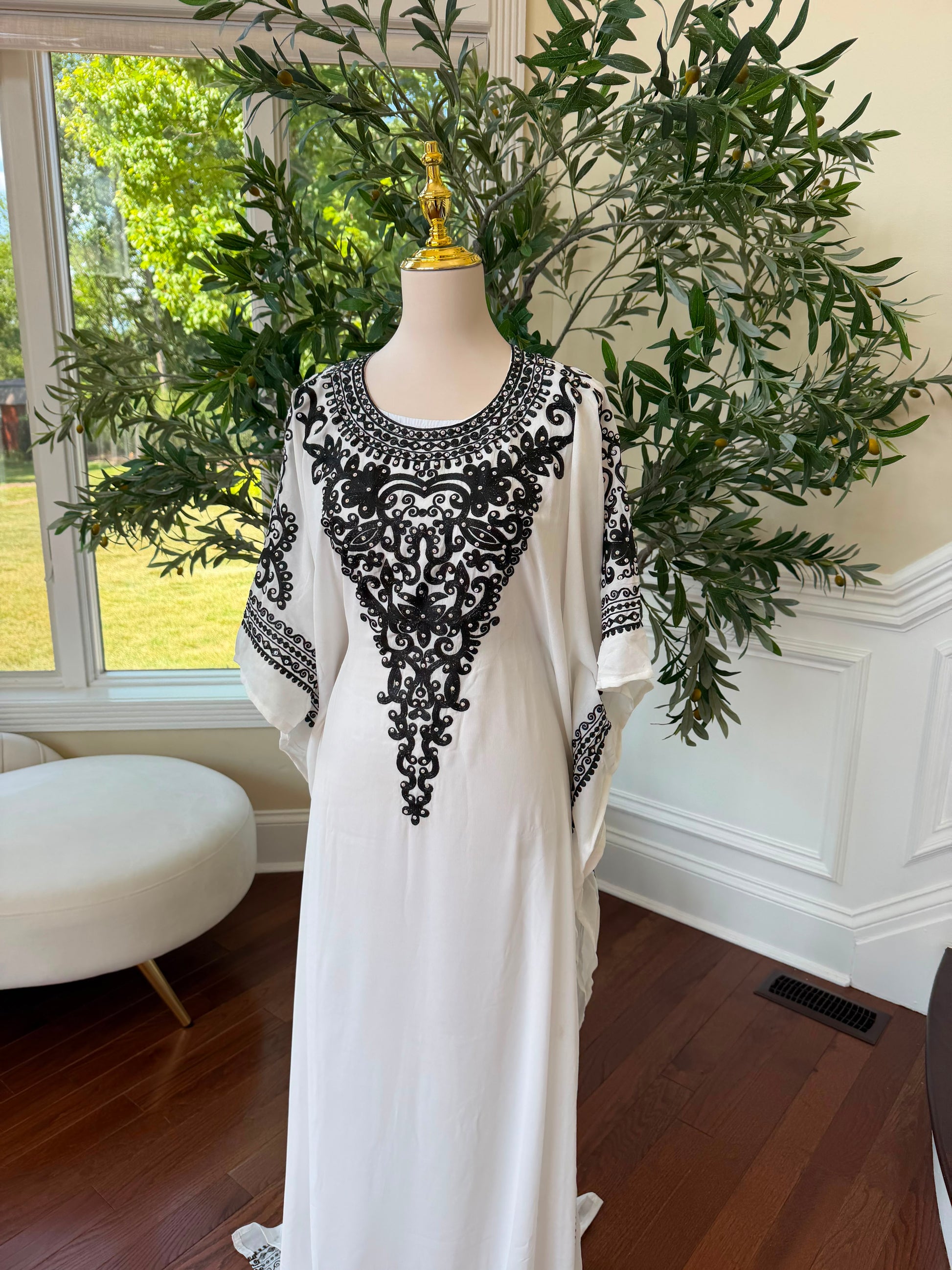 White Elegance Detail Kuftan