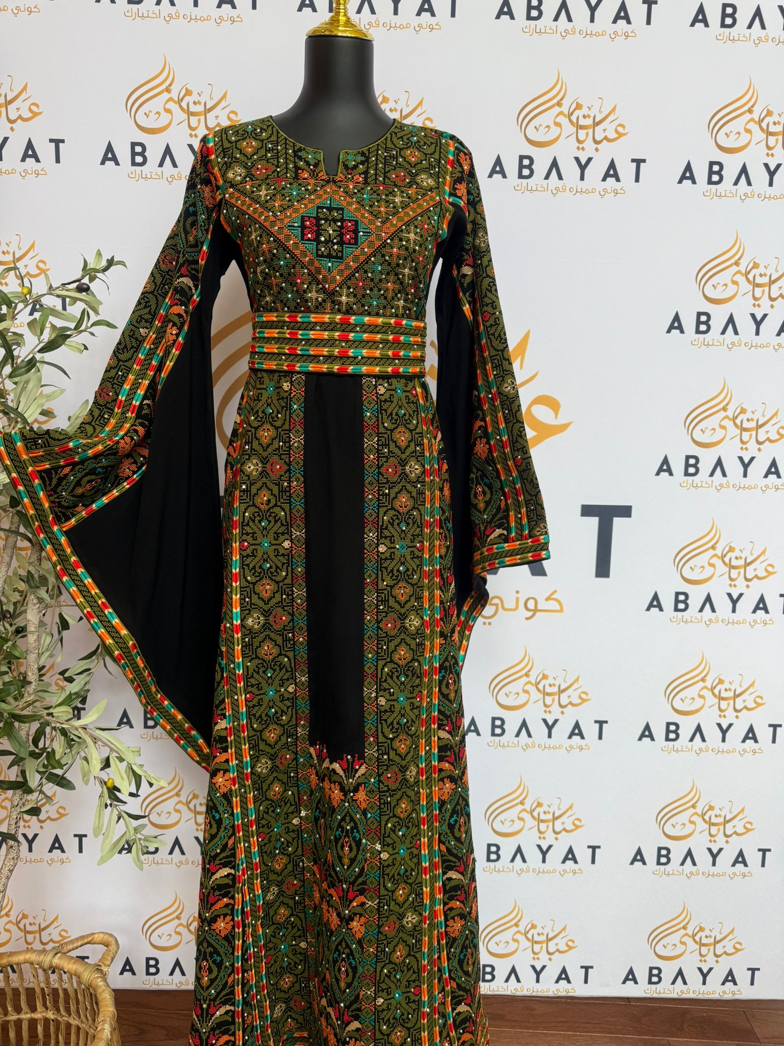 Elegant Black Embroidery Green Tatreez Thobe / A