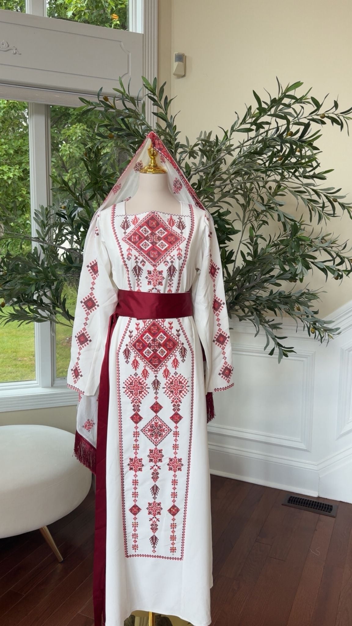 Red Tatreez Elegance White Thobe