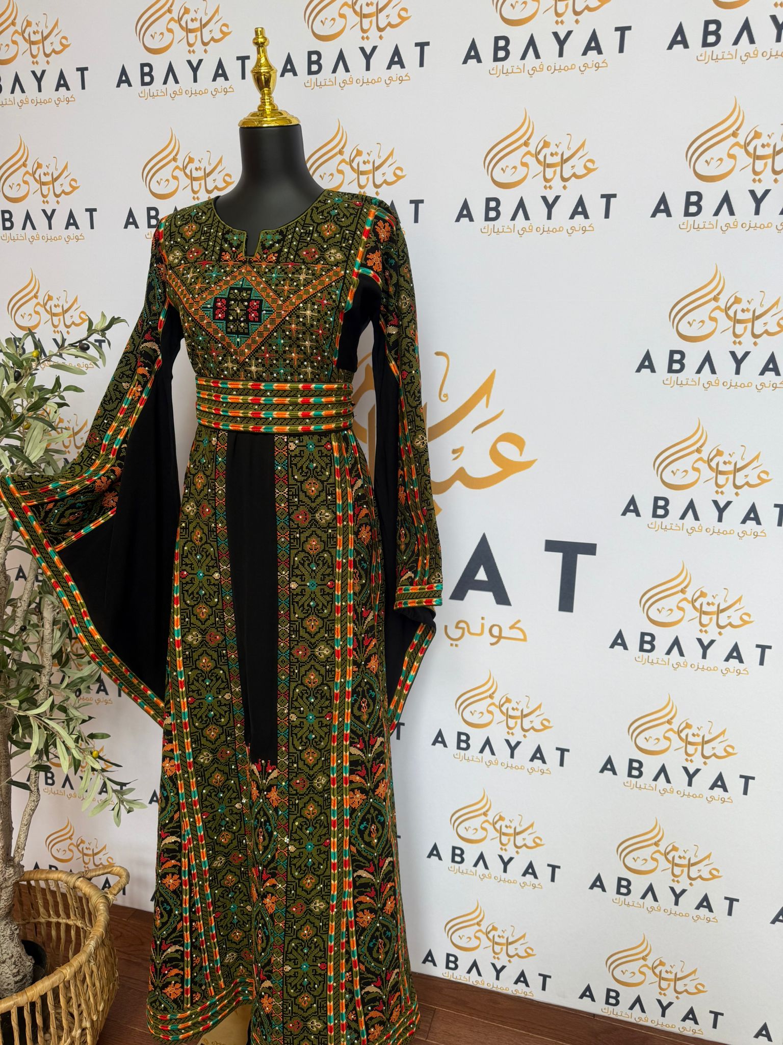 Elegant Black Embroidery Green Tatreez Thobe / A