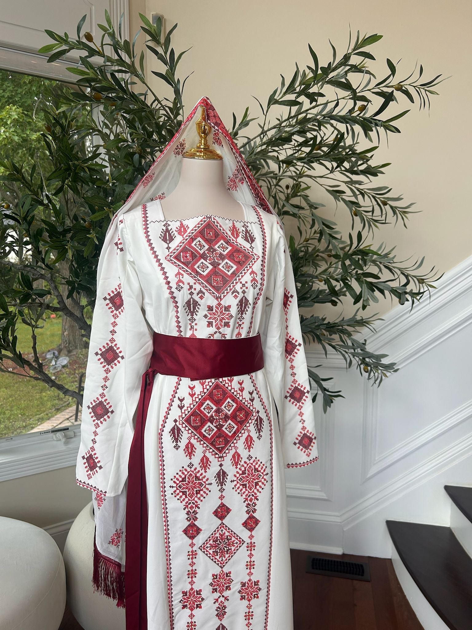Red Tatreez Elegance White Thobe