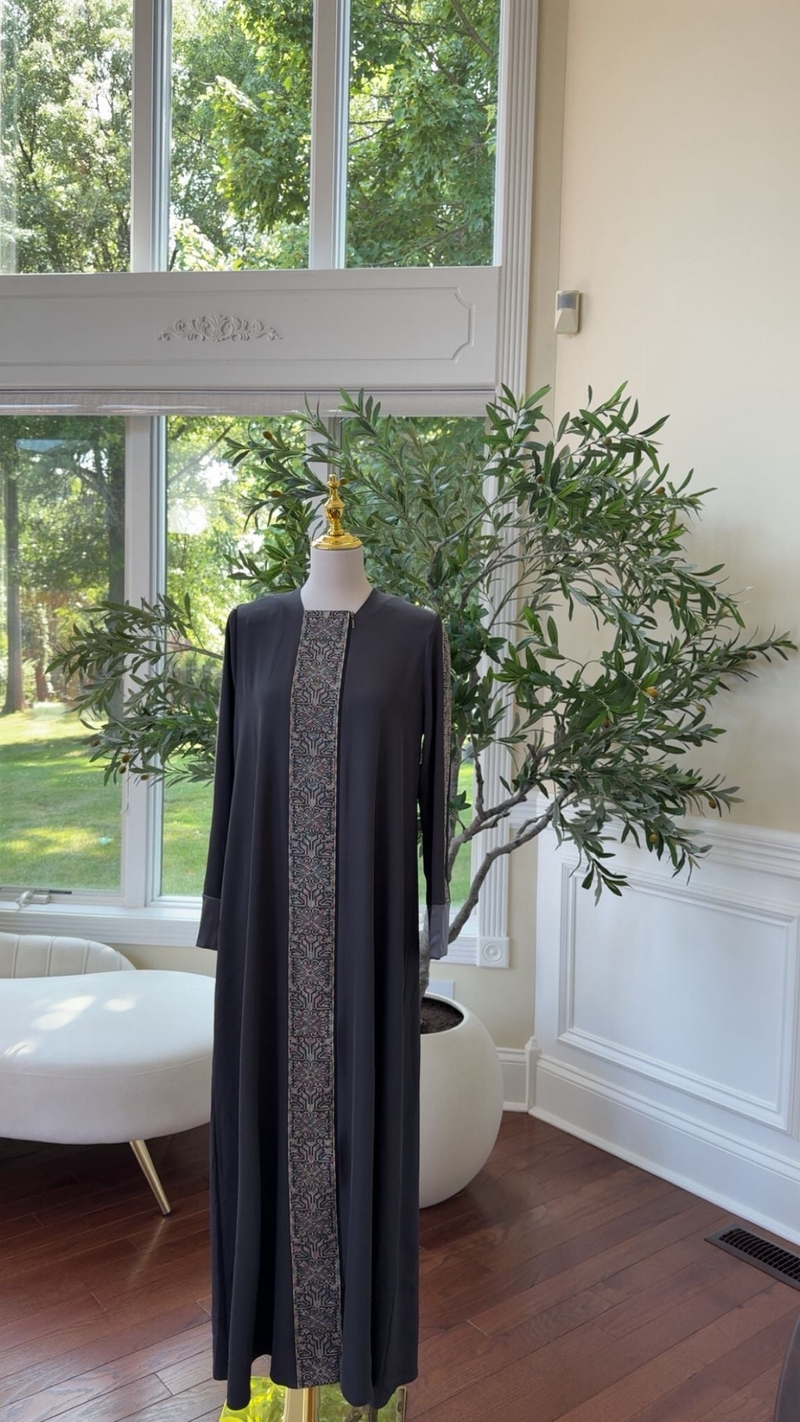 Grey Zipped Tatreez Abaya