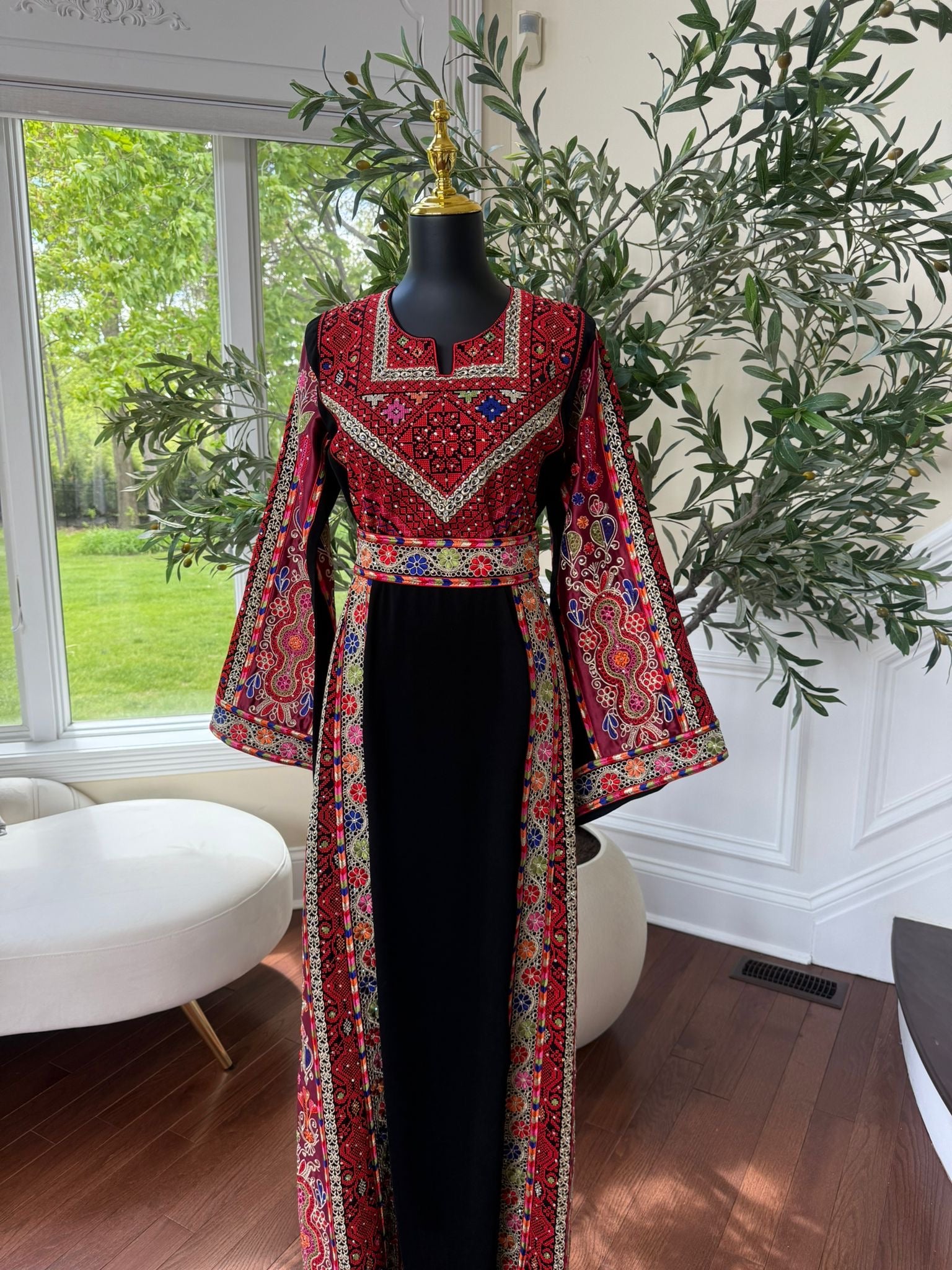Elegant Black Tatreez Thobe / A