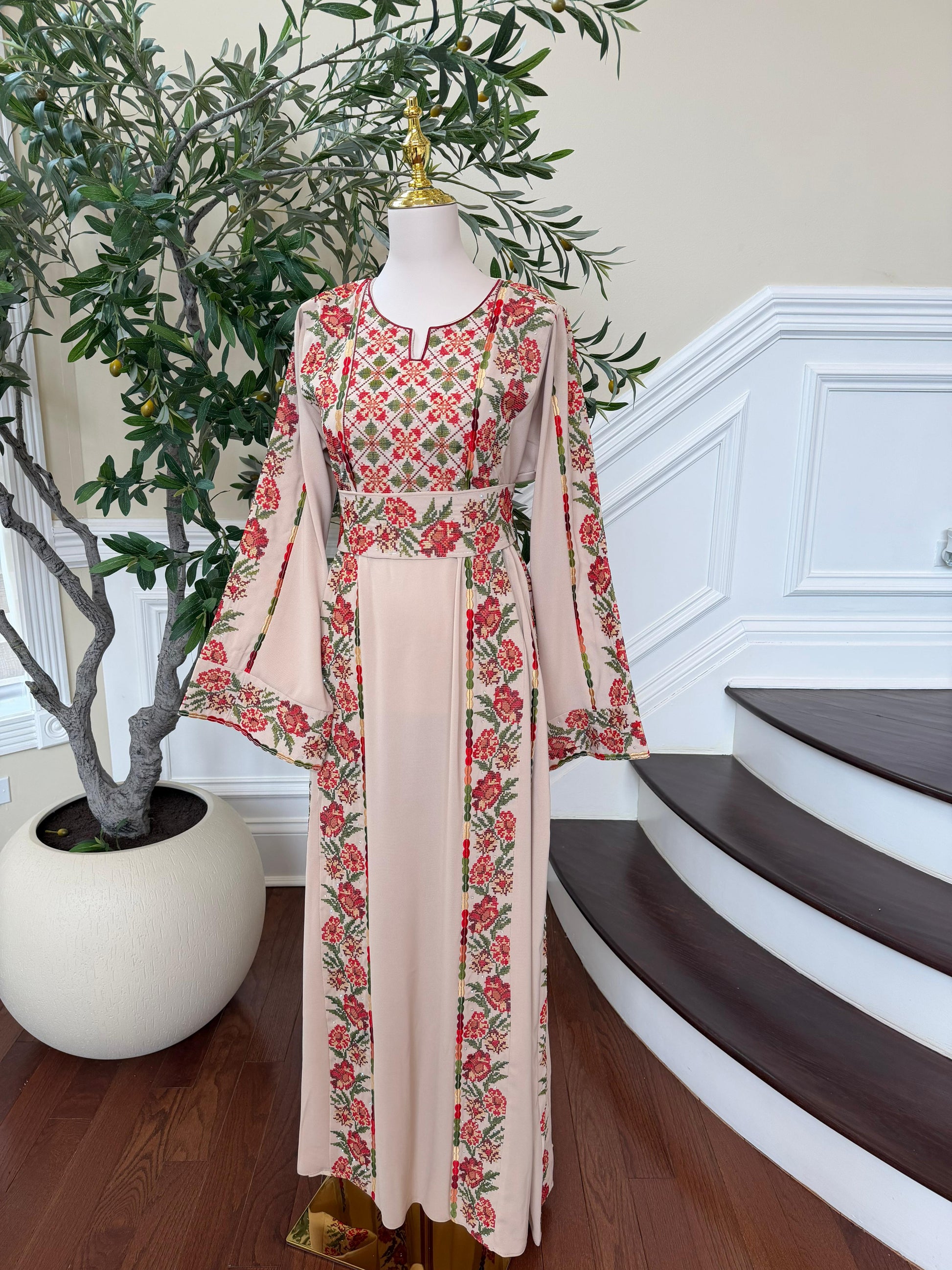 Beige Embroidery Rose Tatreez Thobe