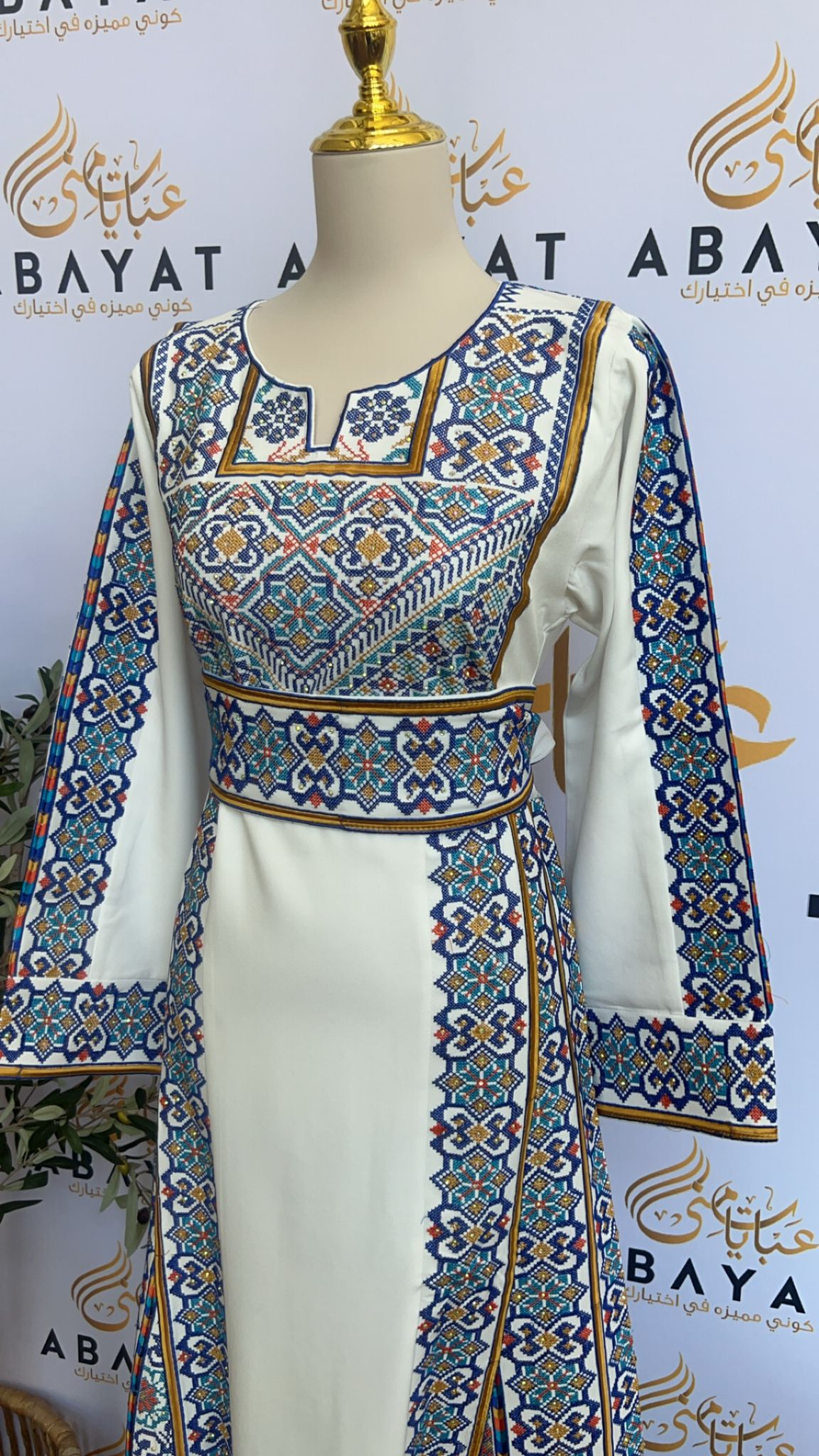 Elegant White/ Blue Traditional Thobe