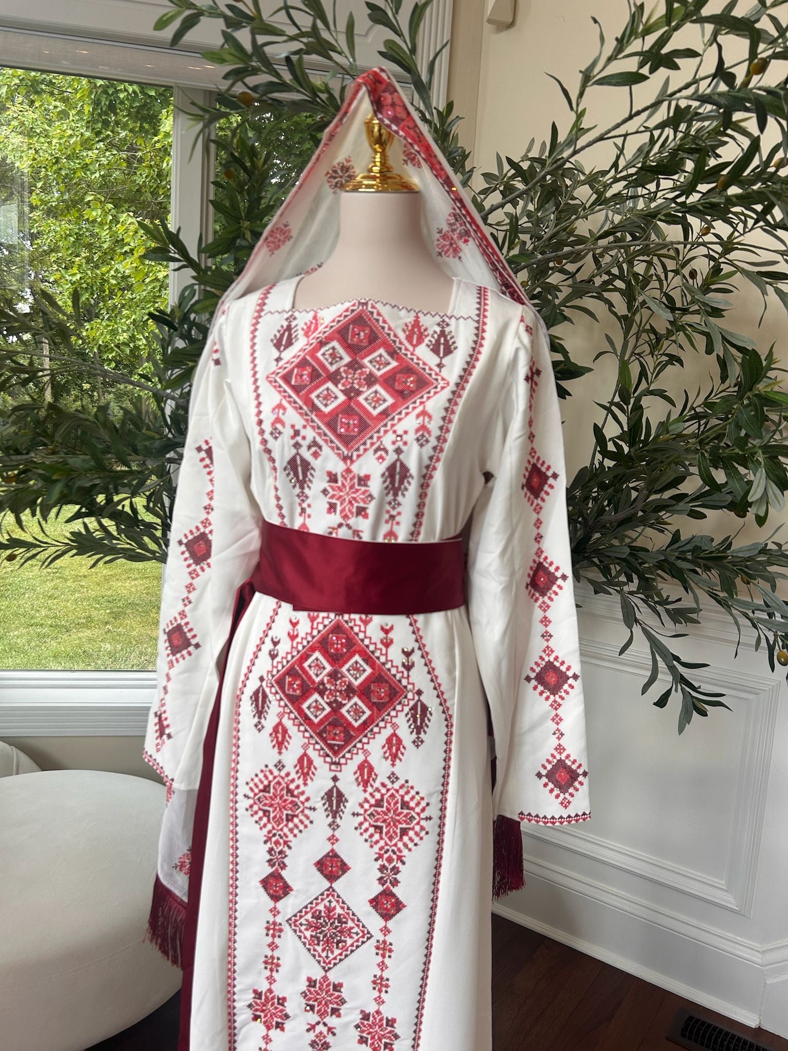 Red Tatreez Elegance White Thobe