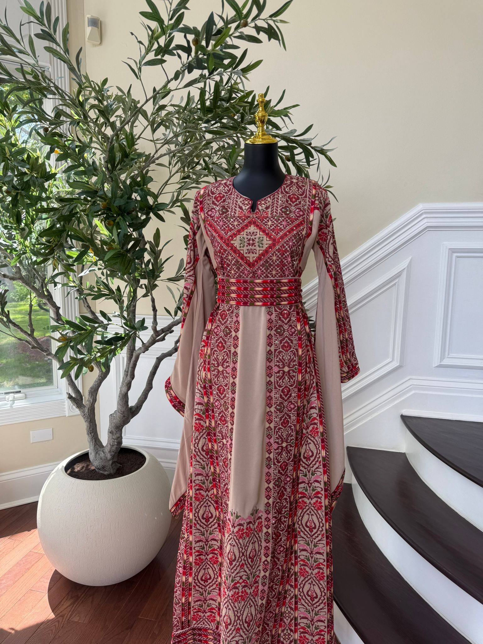Elegant Embroidery Tatreez Thobe / A