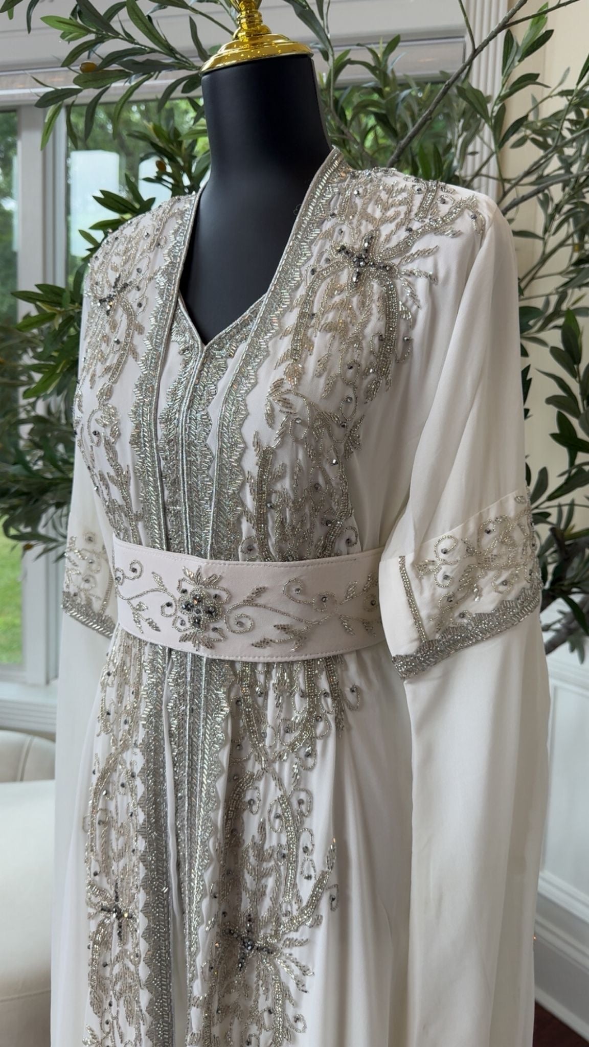 White Luxe Essence Kuftan- Graceful & Timeless Beading