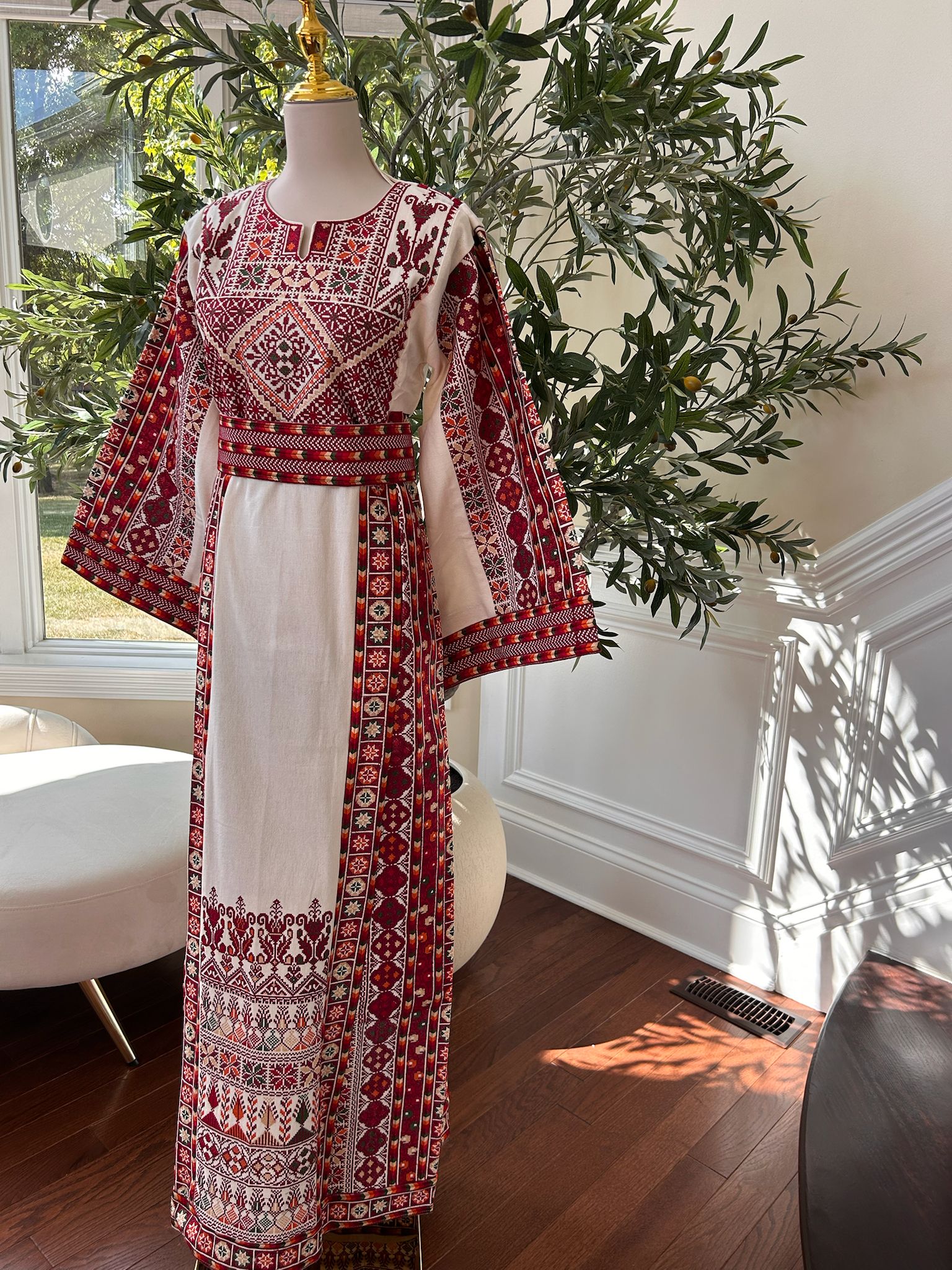 Cream Itamin Tatreez Red Elegance Thobe