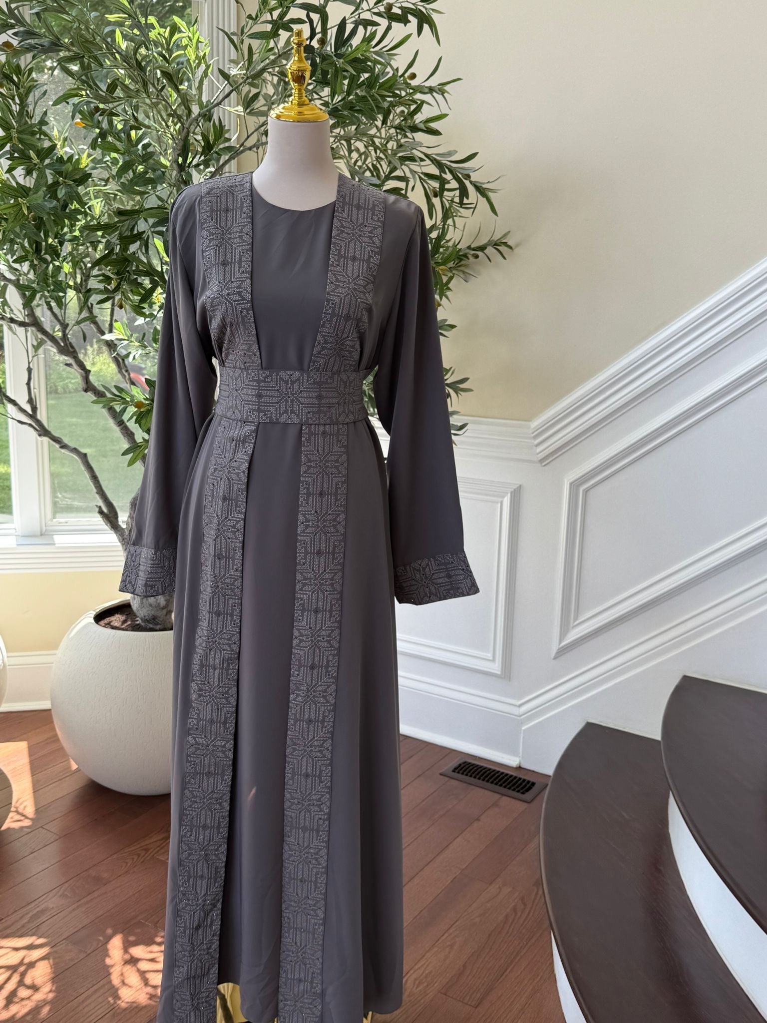 Dusky Grace Abaya – Modern Tatreez Elegance