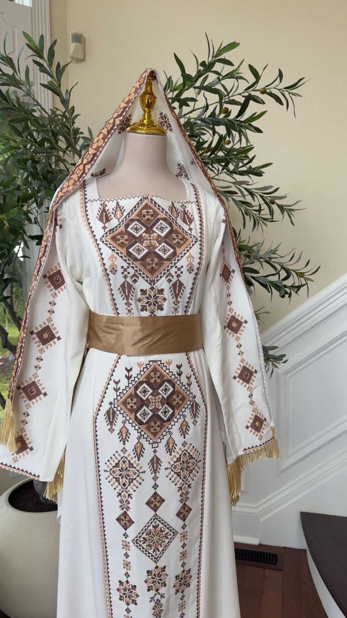 White Elegance Thobe Golden Tatreez Detail